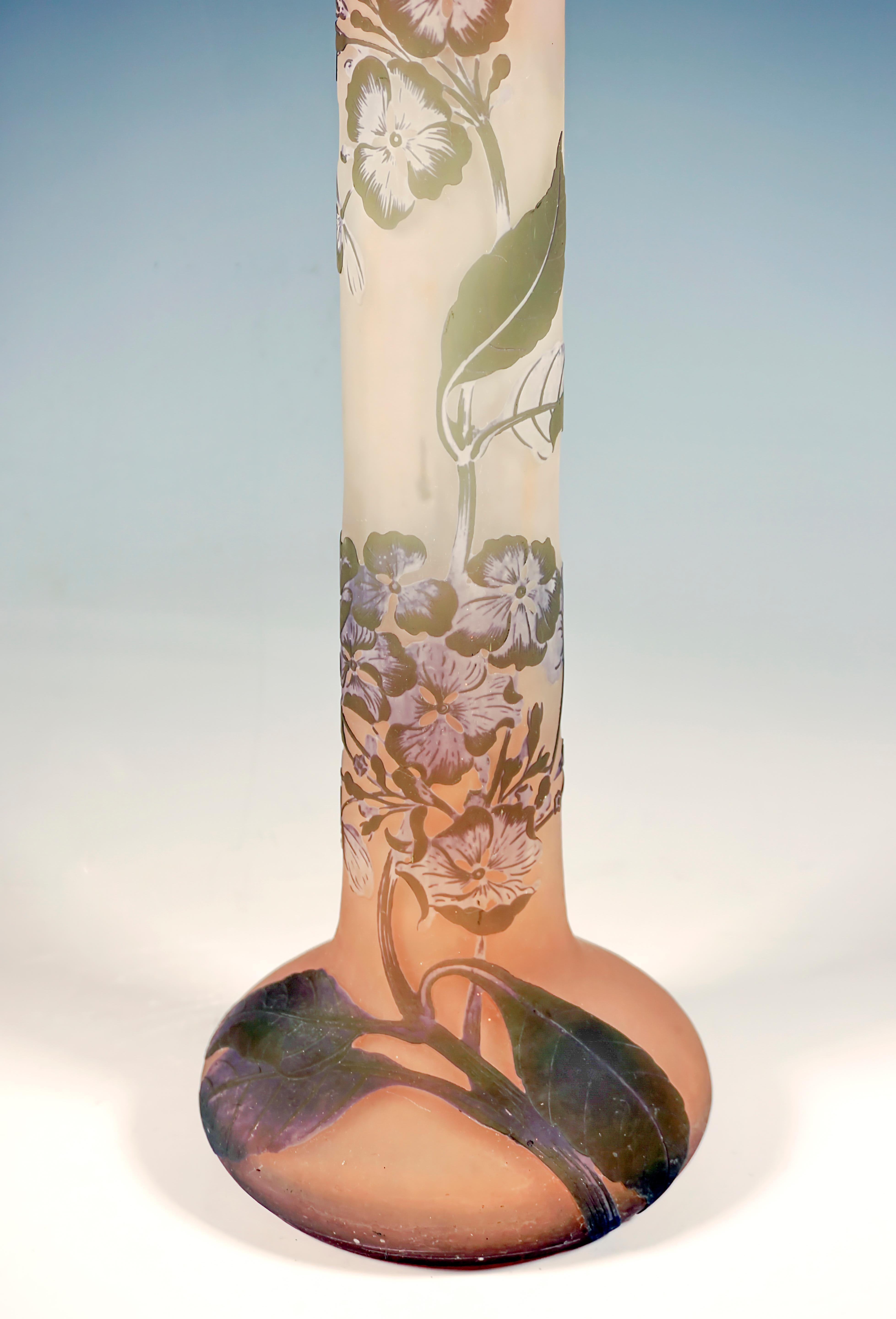 Français Grand vase élancé Émile Gallé Art Nouveau avec décor d'hortensias, France, c 1906 en vente