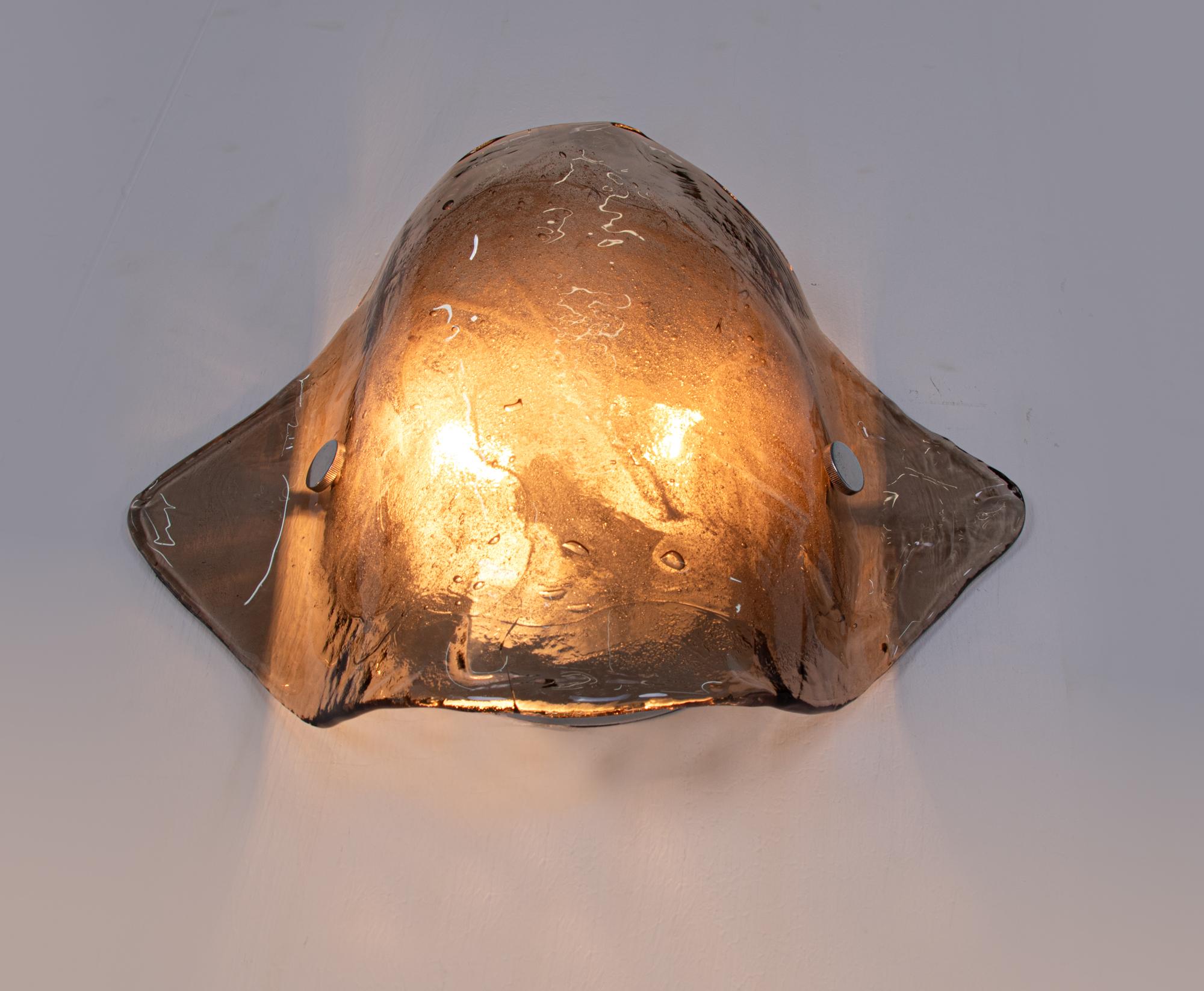 Grandi lampade da parete in vetro di Murano fumé di Carlo Nason per Kalmar, anni '60, set da 2 In condizioni buone in vendita a Niederdorfelden, Hessen