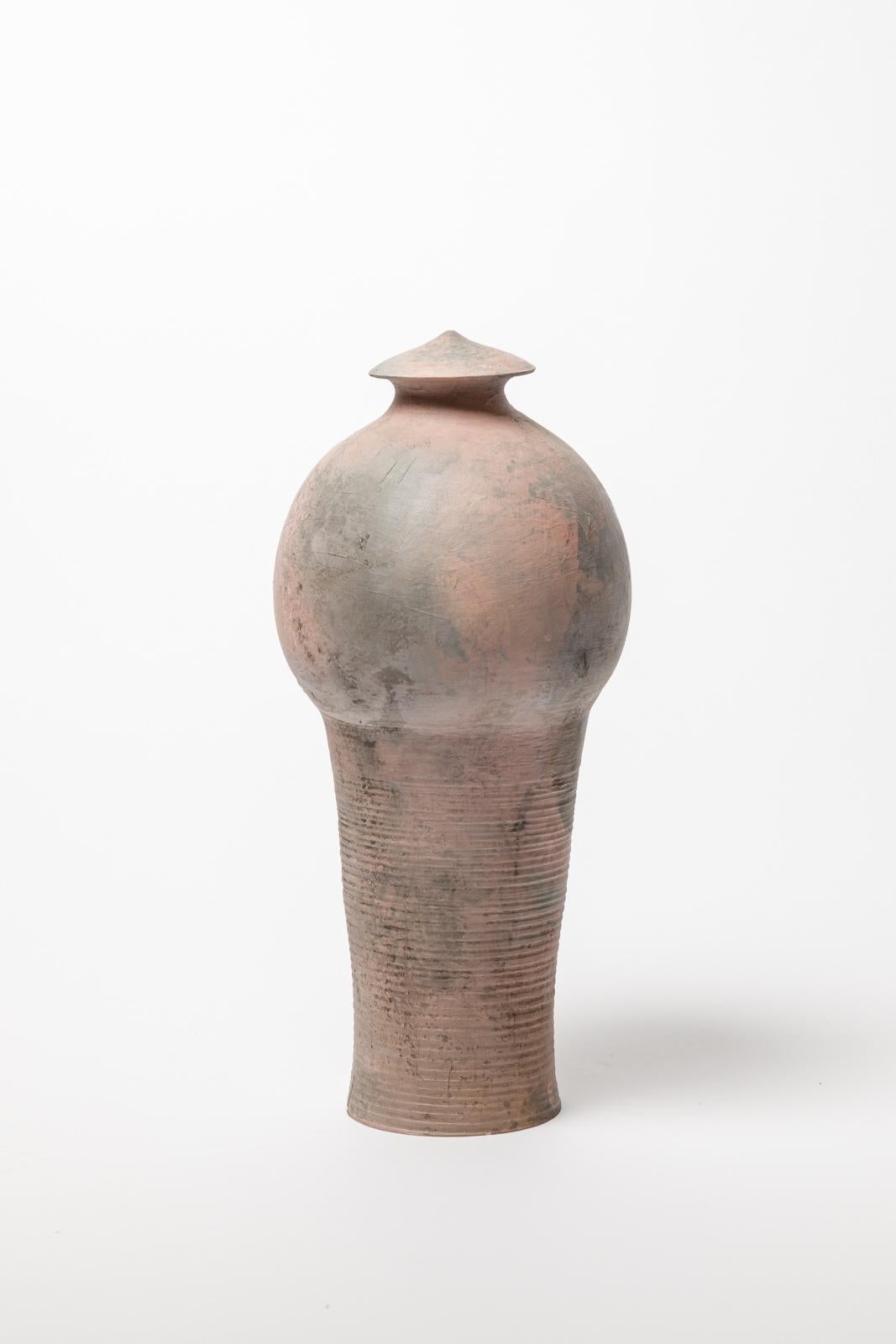 ATOI (born in 1987)

Large unique handmade ceramic box or decorative pot by ATOI

Signed under the base

Smoked ceramic grey color

Circa 2010

height 35 cm
Large 15 cm
