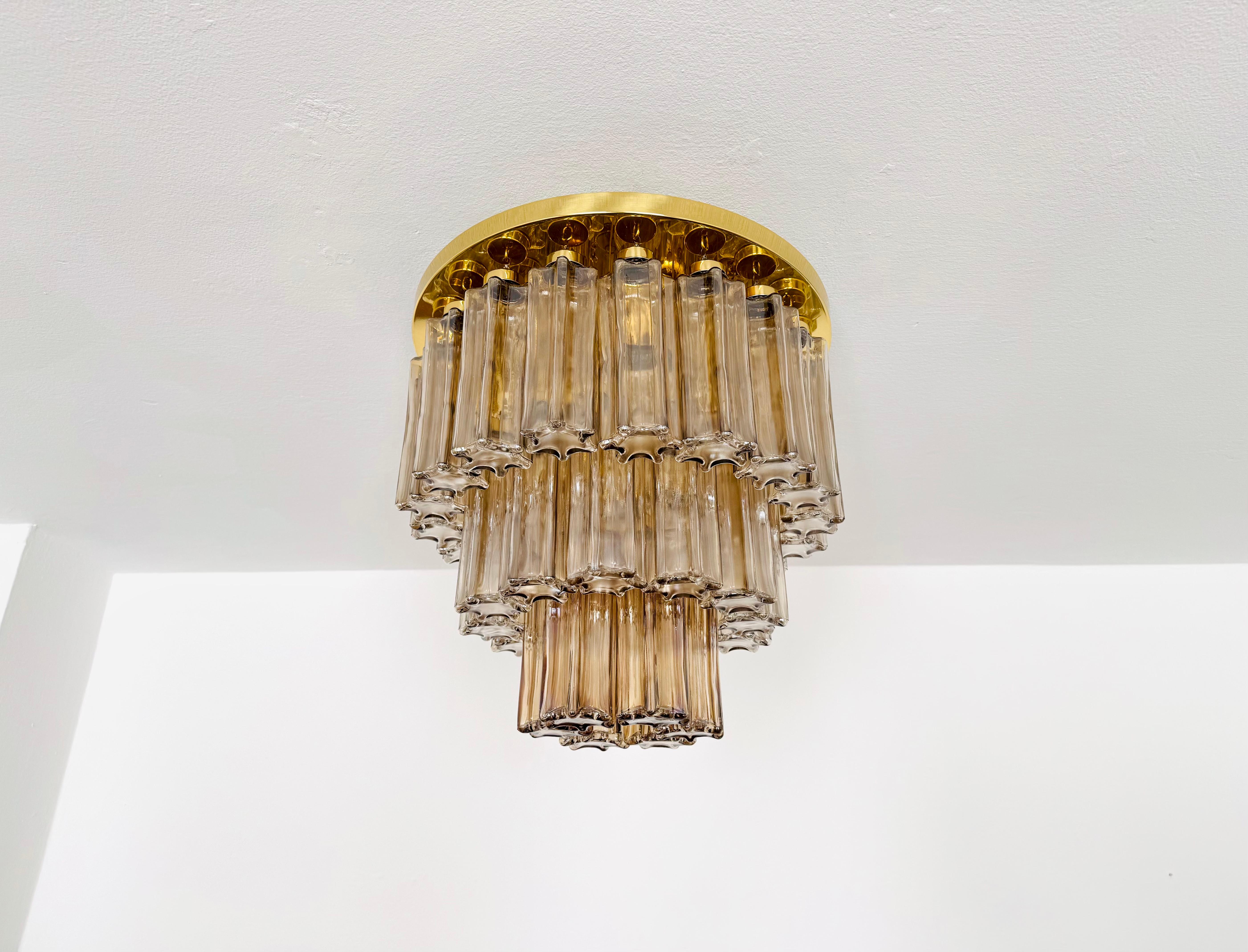 Impressionante lampada da soffitto in vetro fumé di Limburg.
La lampada diffonde un meraviglioso gioco di luci ed è un vero e proprio richiamo visivo.
I 36 elementi in vetro sono sospesi su 3 livelli.
Design molto elegante e lavorazione di alta