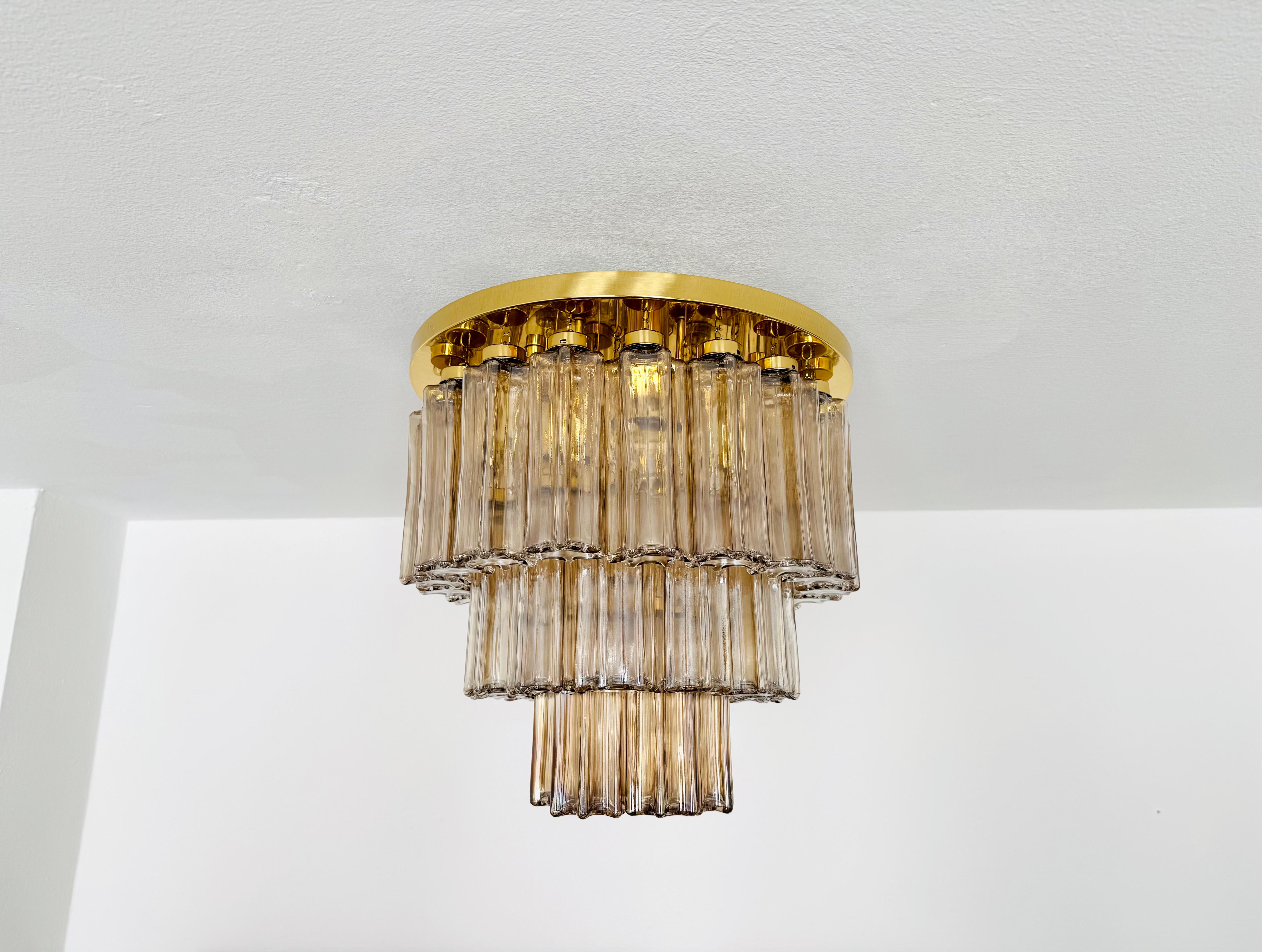 Mid-Century moderno Grande lampadario a filo in vetro fumé e ottone di Glashütte Limburg in vendita