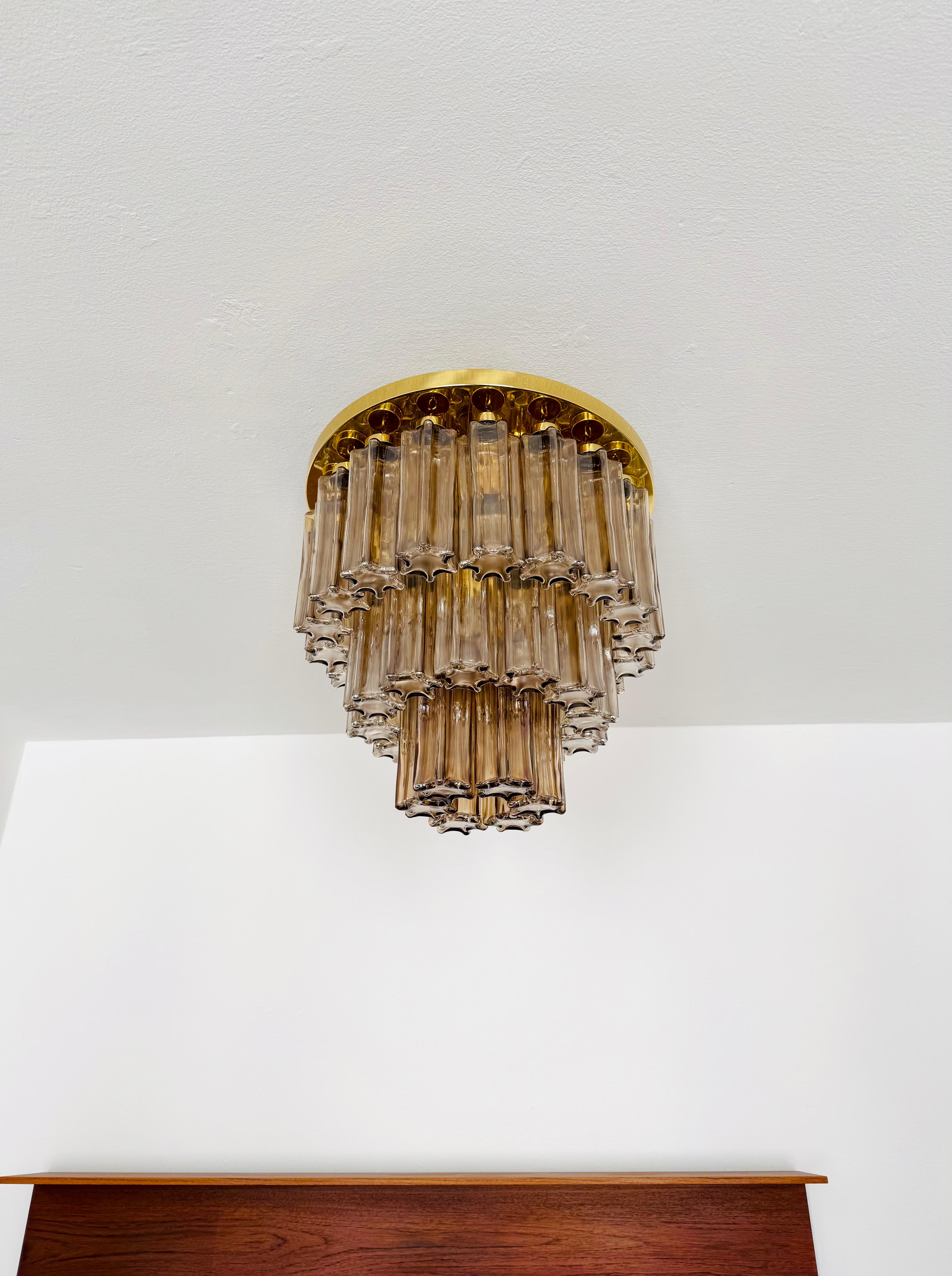 Tedesco Grande lampadario a filo in vetro fumé e ottone di Glashütte Limburg in vendita
