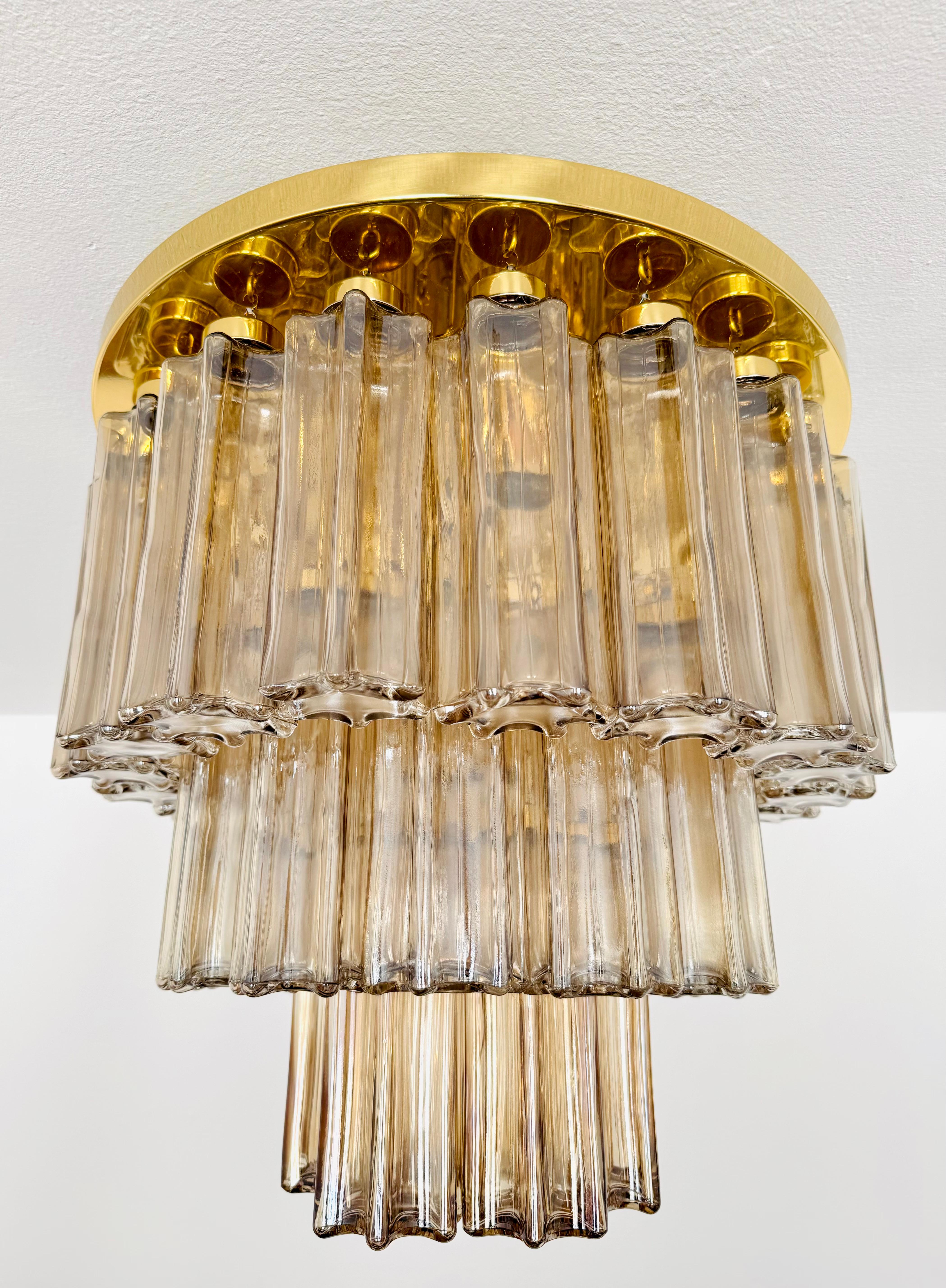 Metà XX secolo Grande lampadario a filo in vetro fumé e ottone di Glashütte Limburg in vendita