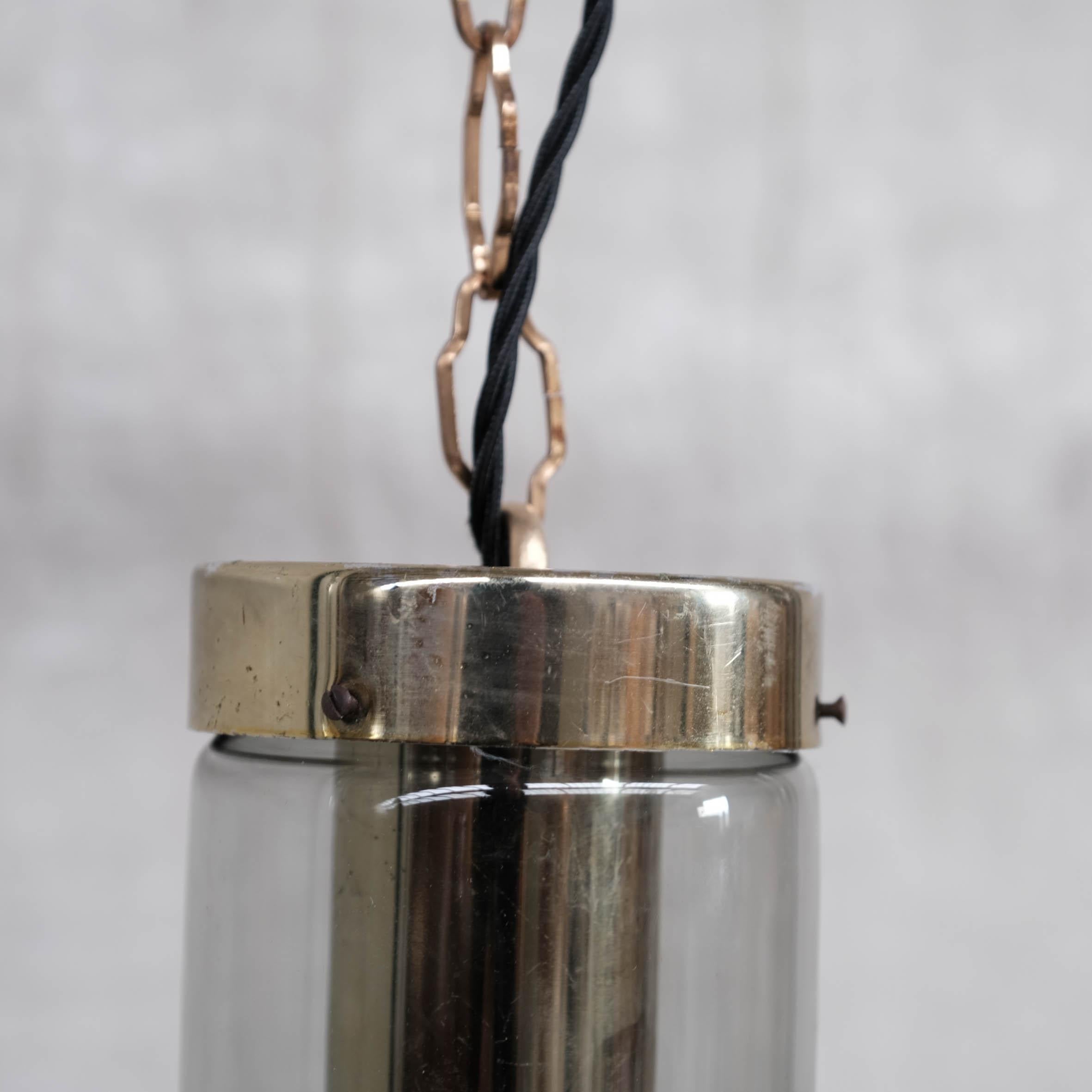Mid-Century Modern Grandes lampes à suspension en verre fumé du milieu du siècle dernier et laiton de RAAK (2 disponibles) en vente