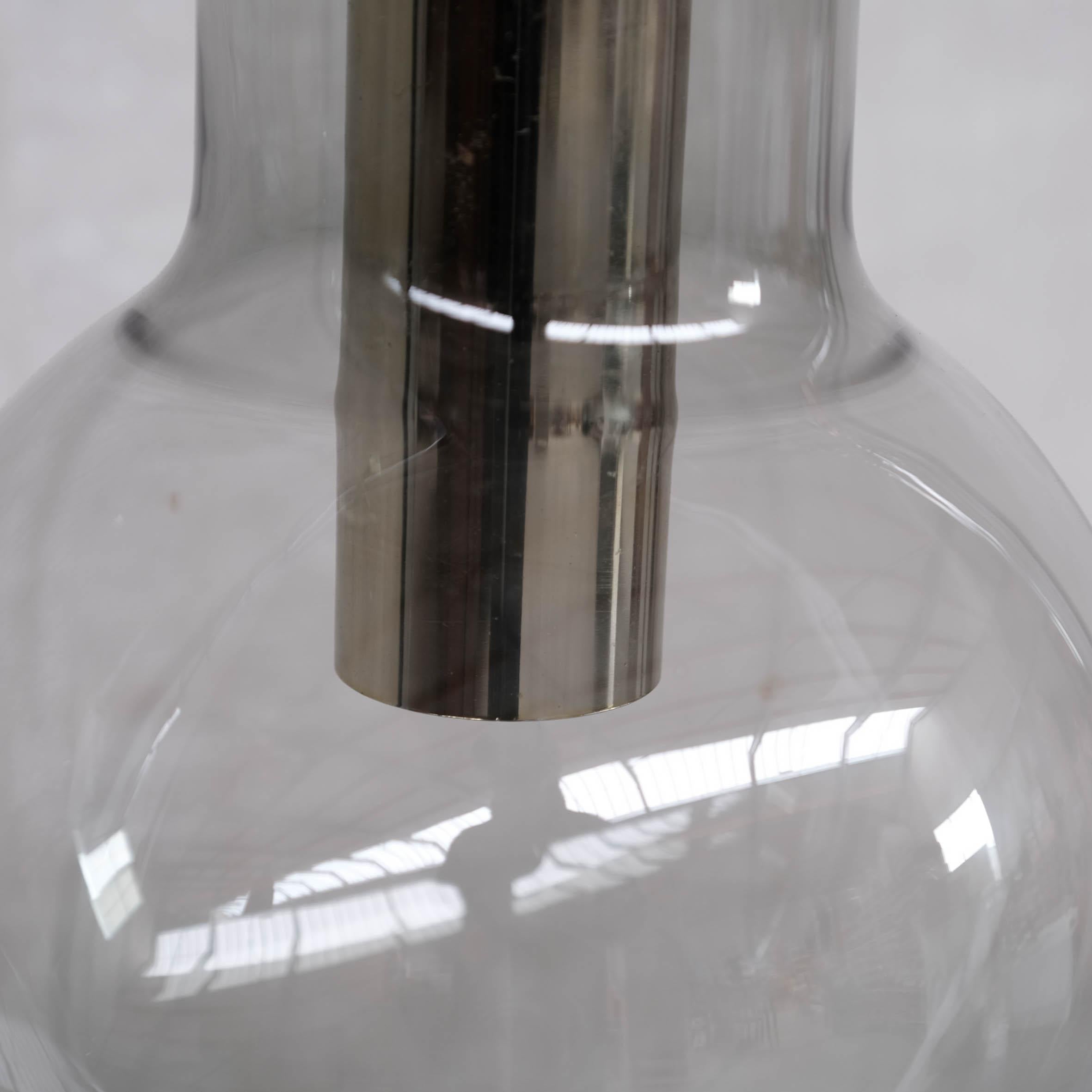 Néerlandais Grandes lampes à suspension en verre fumé du milieu du siècle dernier et laiton de RAAK (2 disponibles) en vente