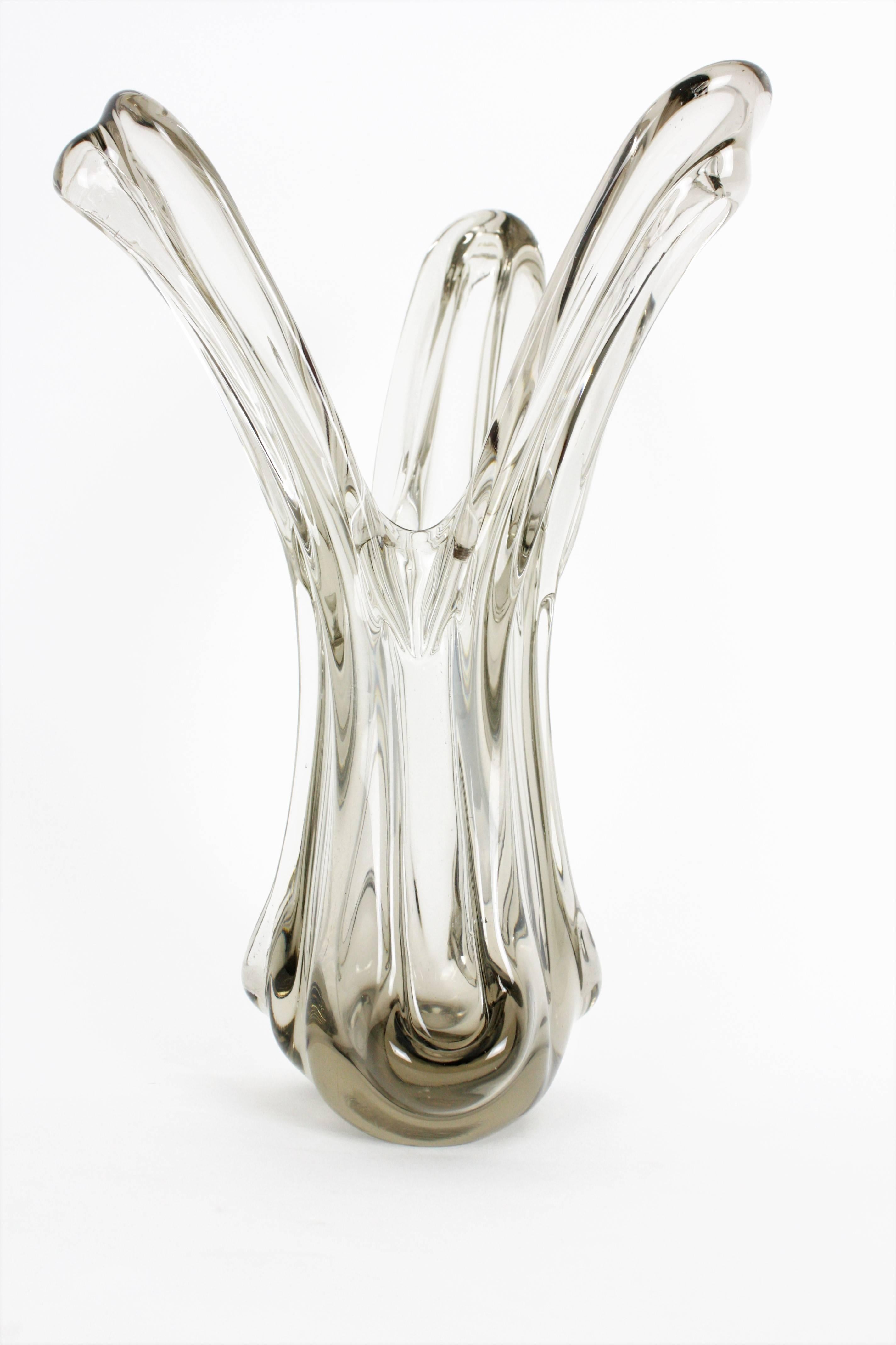 Vetro artistico Grande vaso in vetro artistico di Murano del metà del secolo scorso, trasparente e fumé in vendita