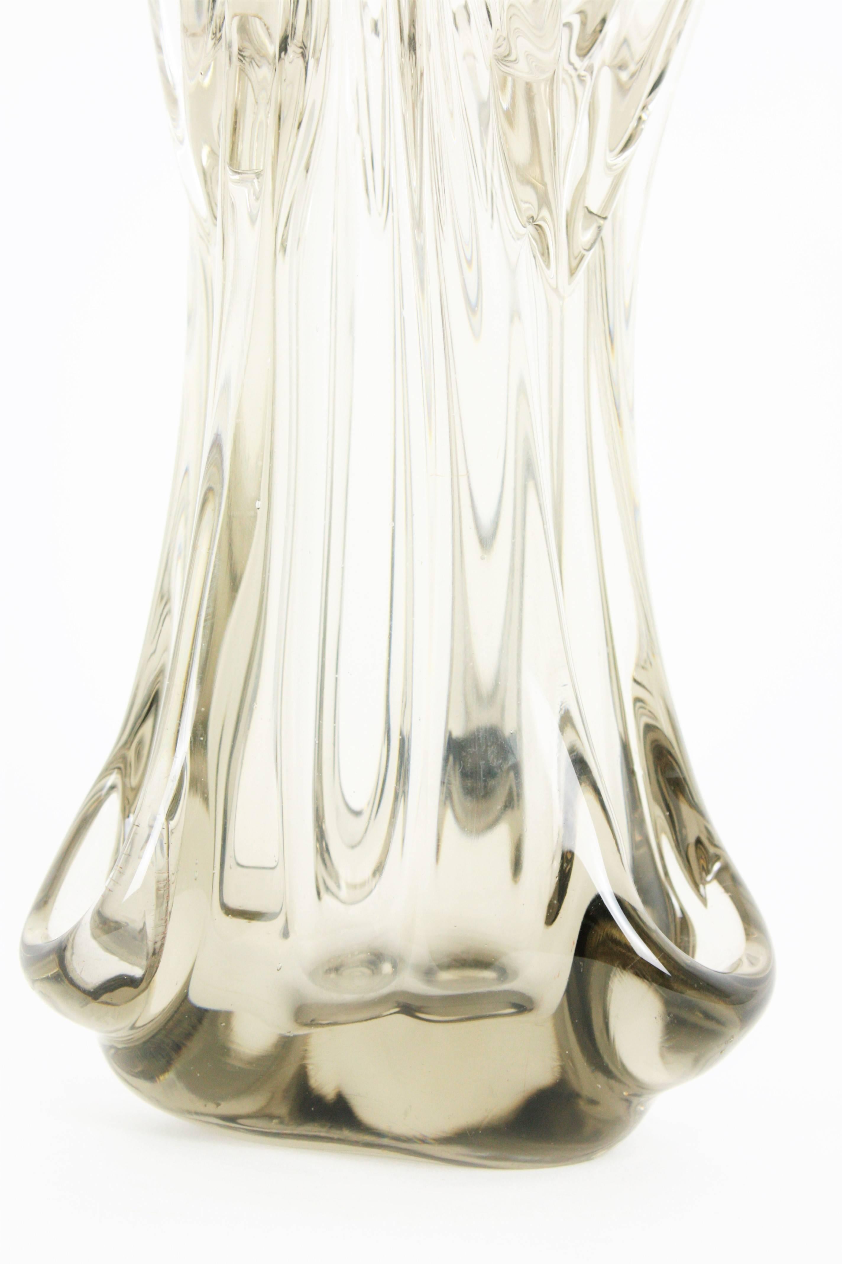 Fatto a mano Grande vaso in vetro artistico di Murano del metà del secolo scorso, trasparente e fumé in vendita