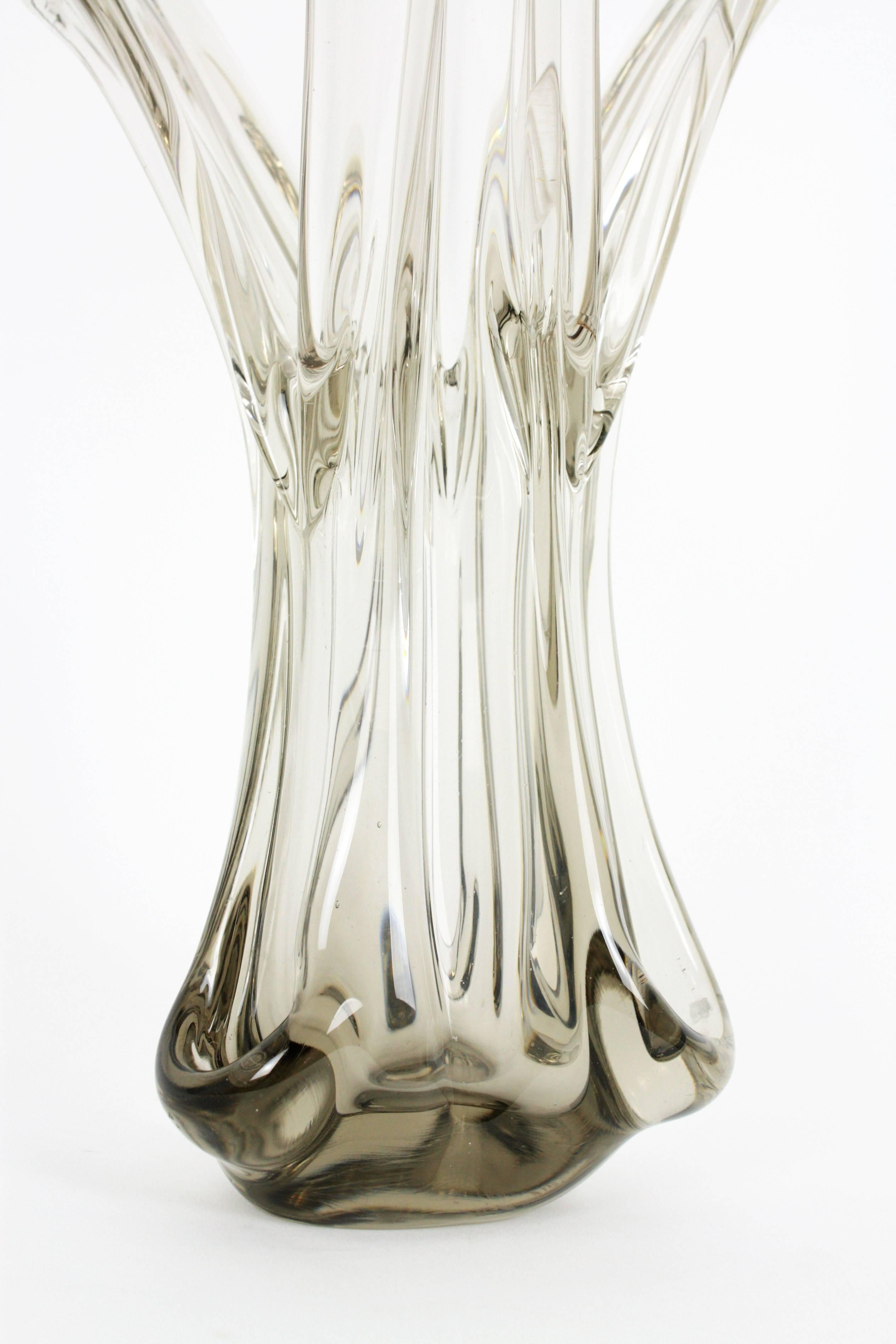 Verre Grand vase en verre d'art transparent à fumée de Murano du milieu du siècle dernier en vente