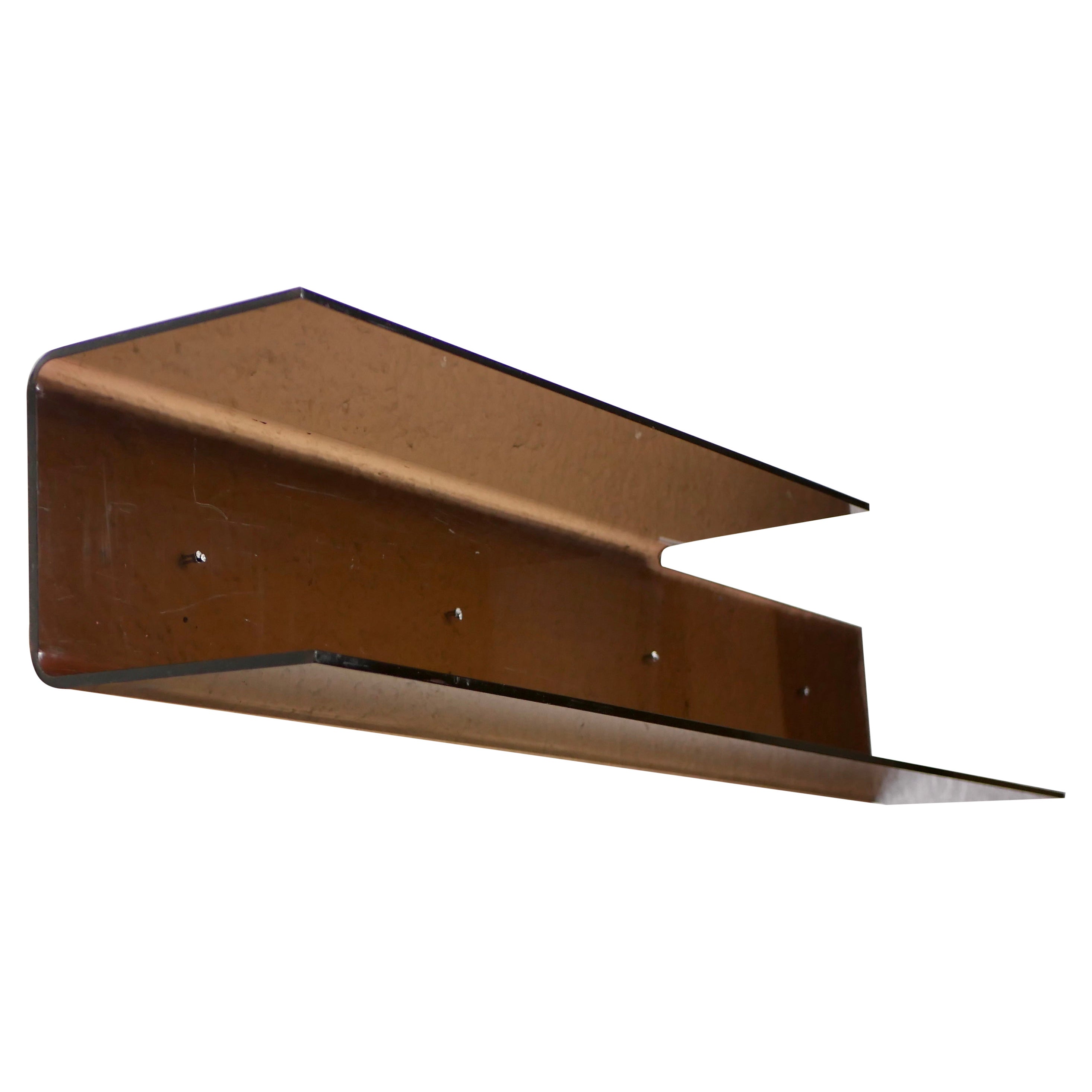 Belle et très grande étagère murale composée de deux tablettes en plexiglas fumé moulé, attribuée à Michel Dumas pour Roche Bobois, fabriquée en France dans les années 1970.
Plexiglas épais, très solide.
Bon état général, quelques rayures ici et là,