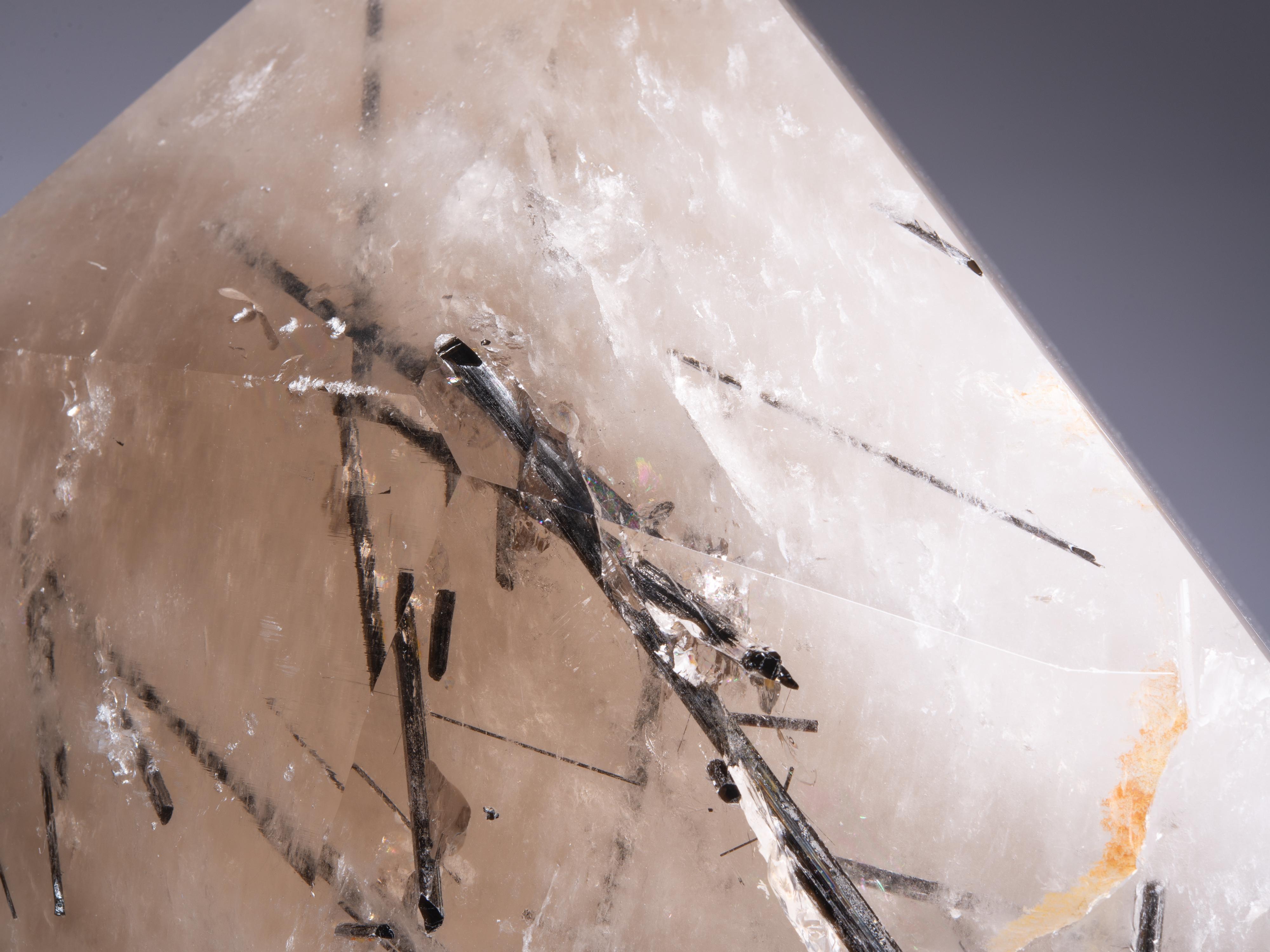 Grand cristal de quartz fumé avec tourmaline noire en vente 4