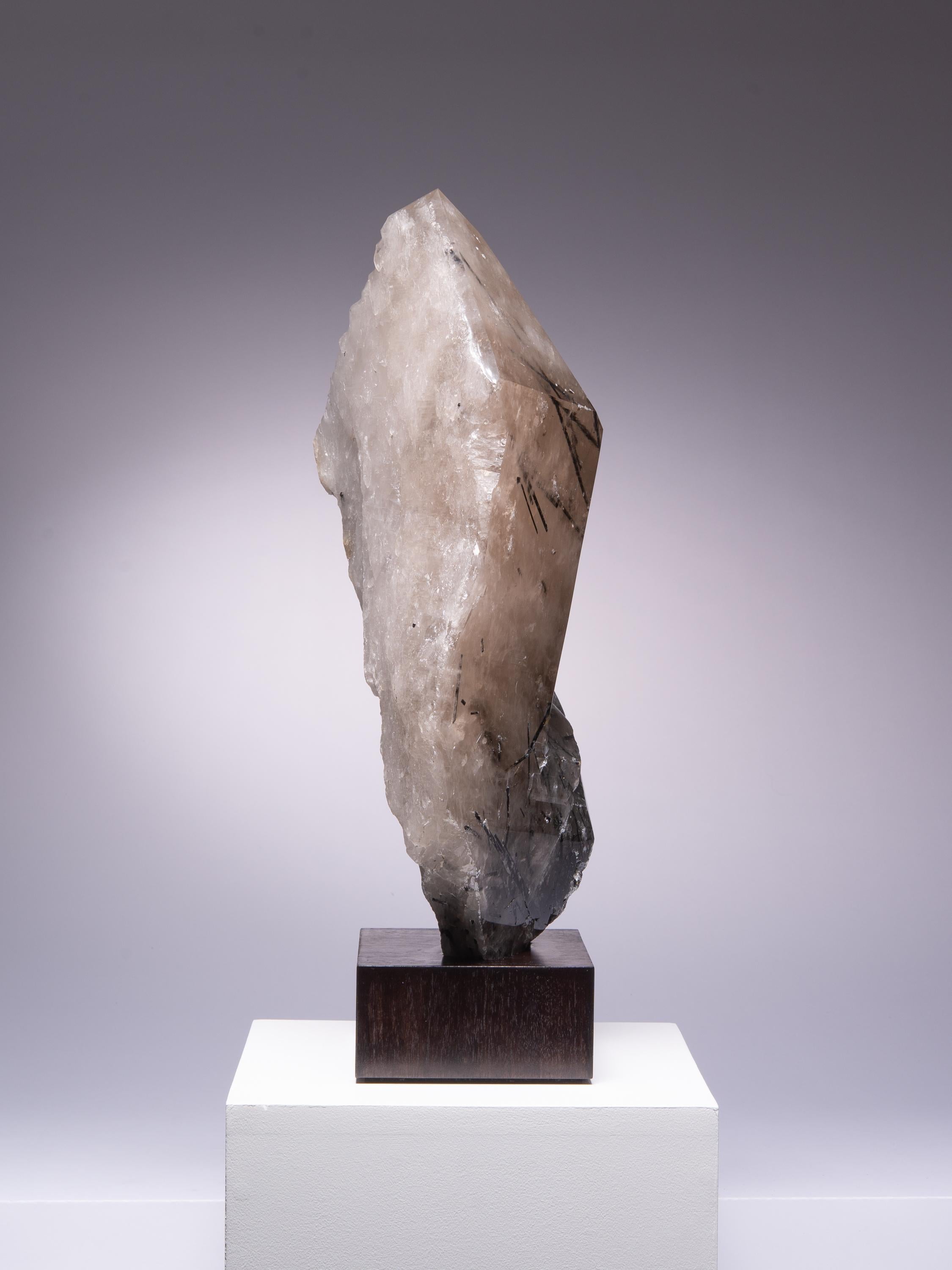 Grand cristal de quartz fumé avec tourmaline noire Excellent état - En vente à London, GB