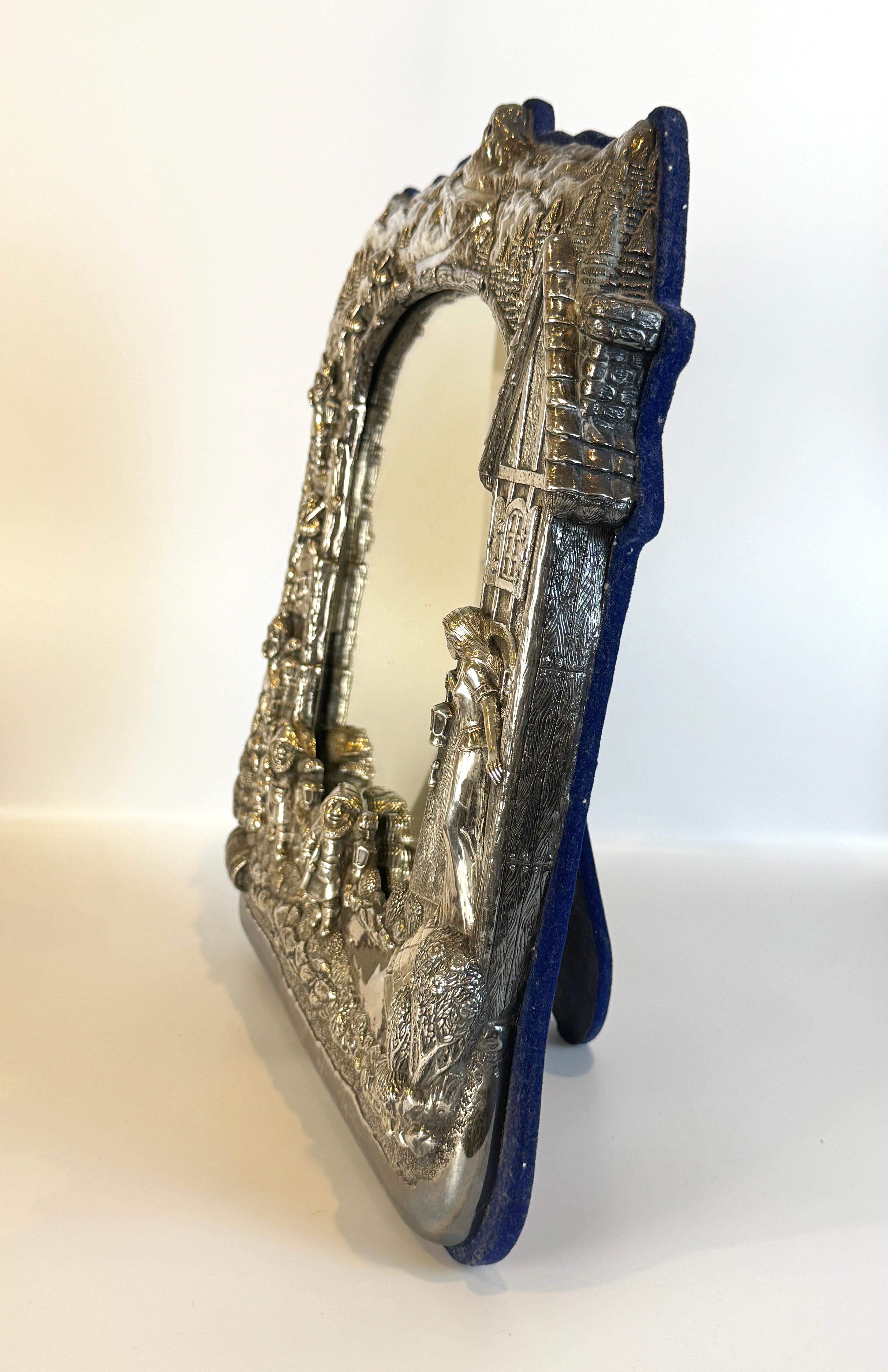 Grand miroir de table en argent sterling décoré de blanc neige pour une pièce d'enfant en vente 6
