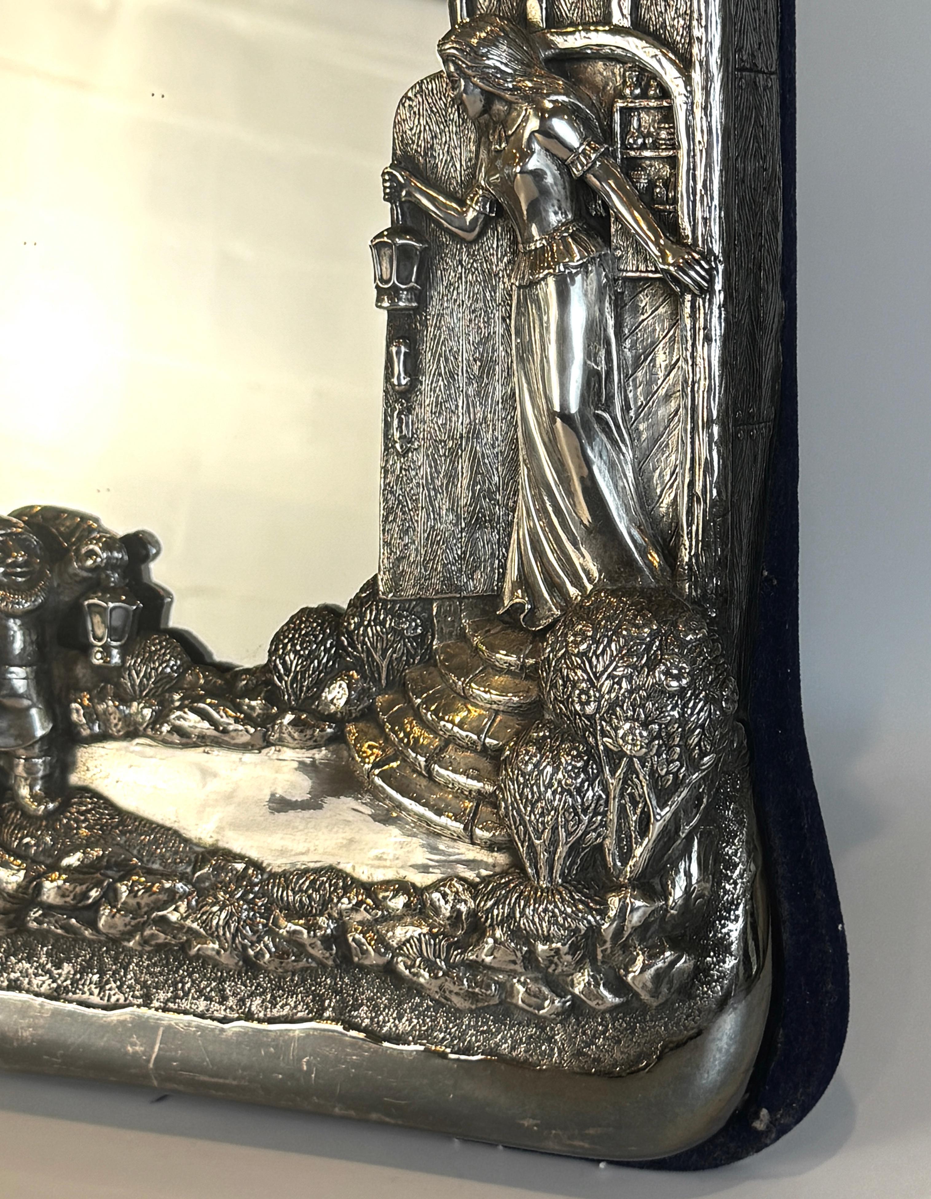 Grand miroir de table en argent sterling décoré de blanc neige pour une pièce d'enfant Bon état - En vente à Philadelphia, PA