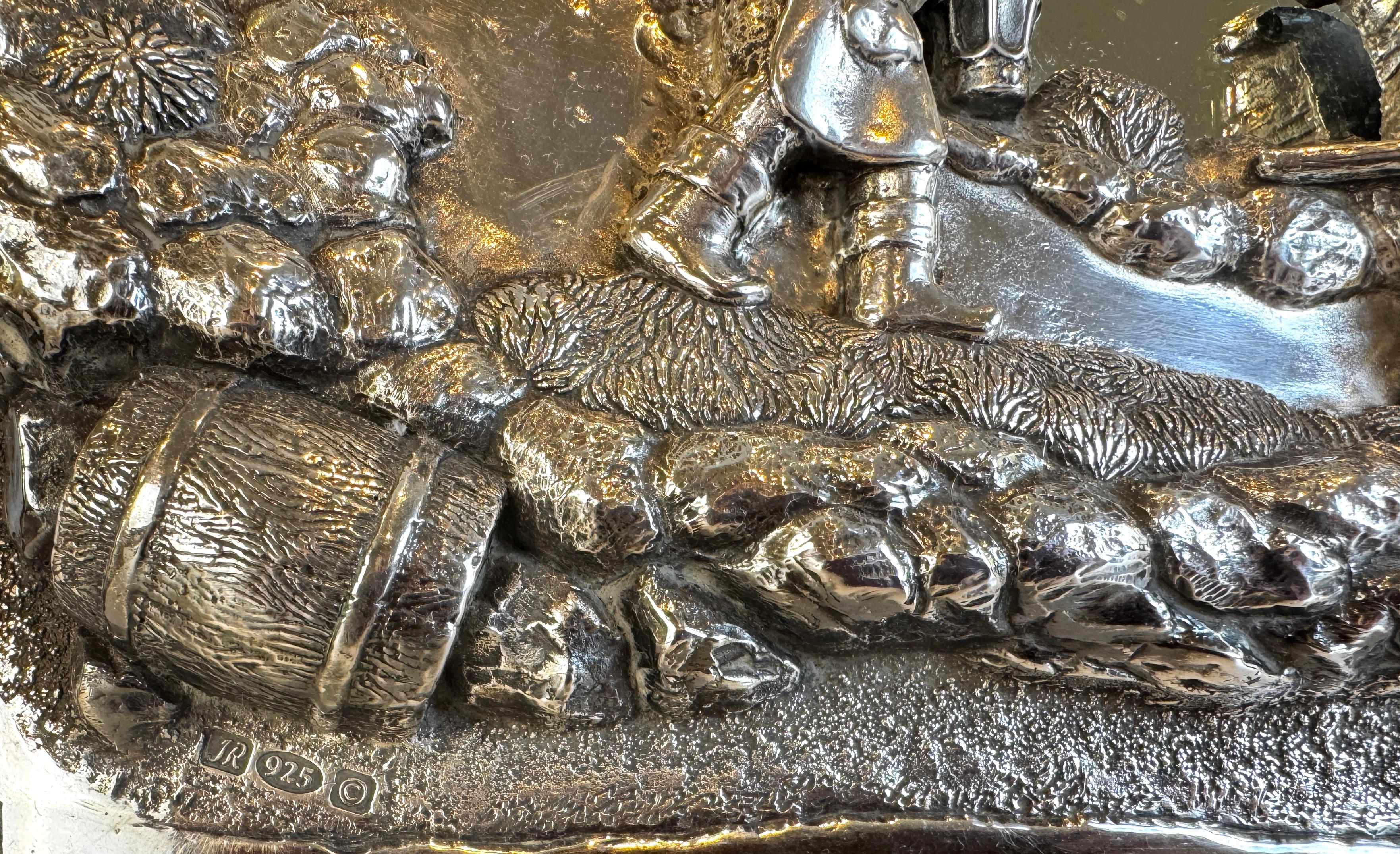 20ième siècle Grand miroir de table en argent sterling décoré de blanc neige pour une pièce d'enfant en vente