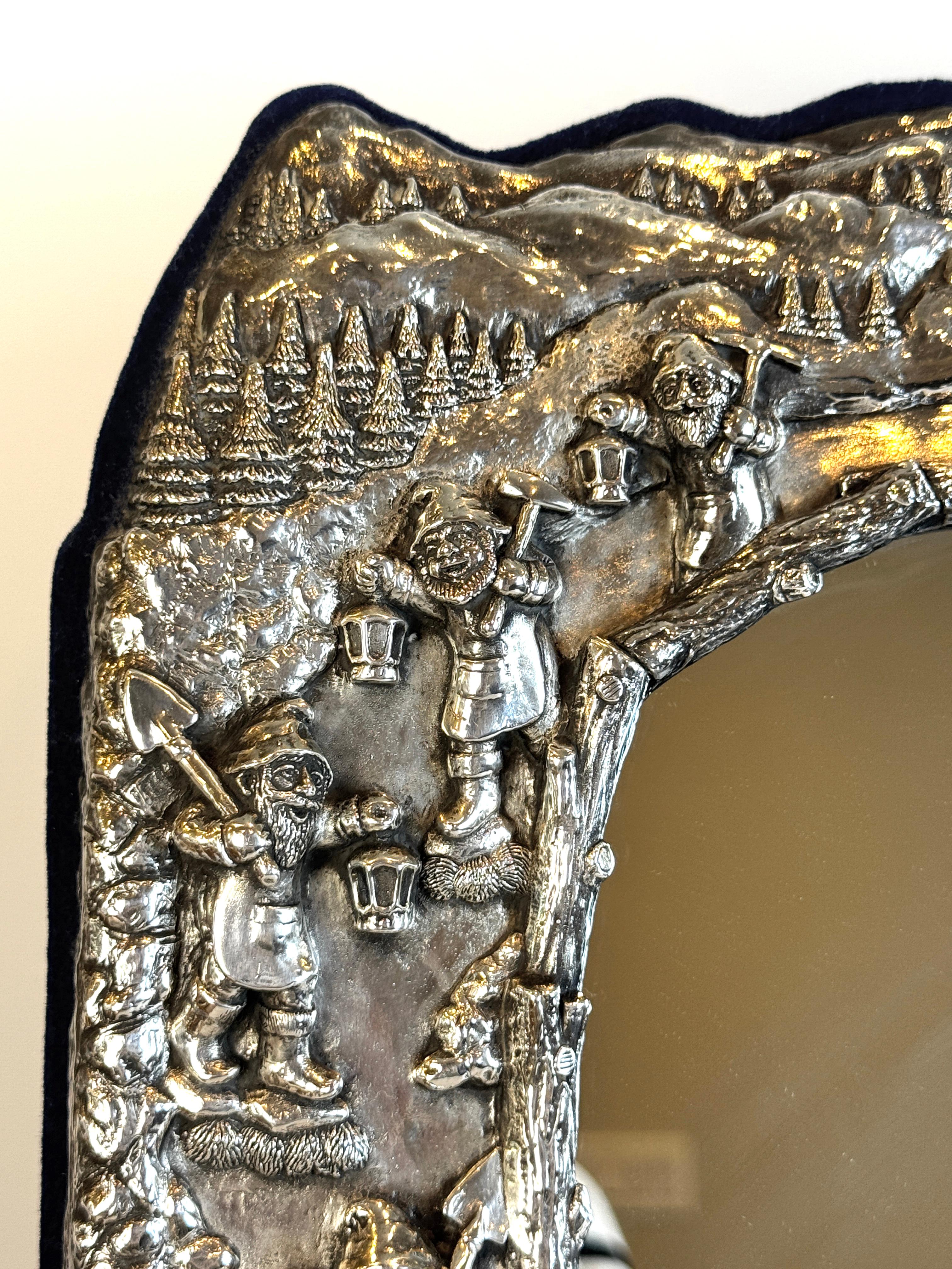 Grand miroir de table en argent sterling décoré de blanc neige pour une pièce d'enfant en vente 1