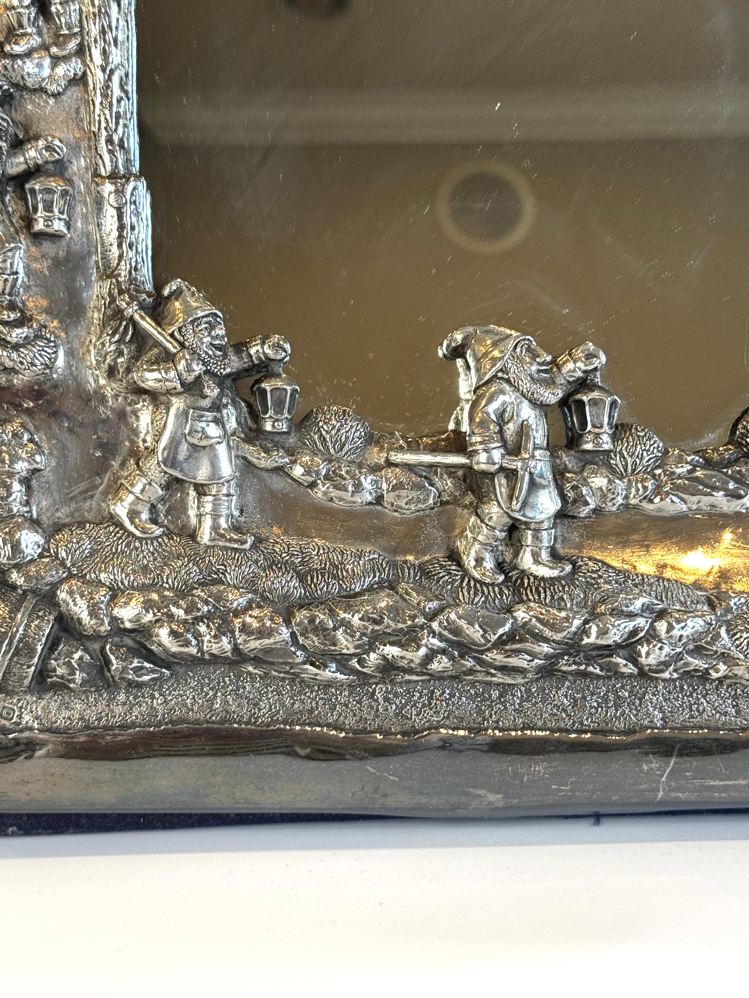 Grand miroir de table en argent sterling décoré de blanc neige pour une pièce d'enfant en vente 2