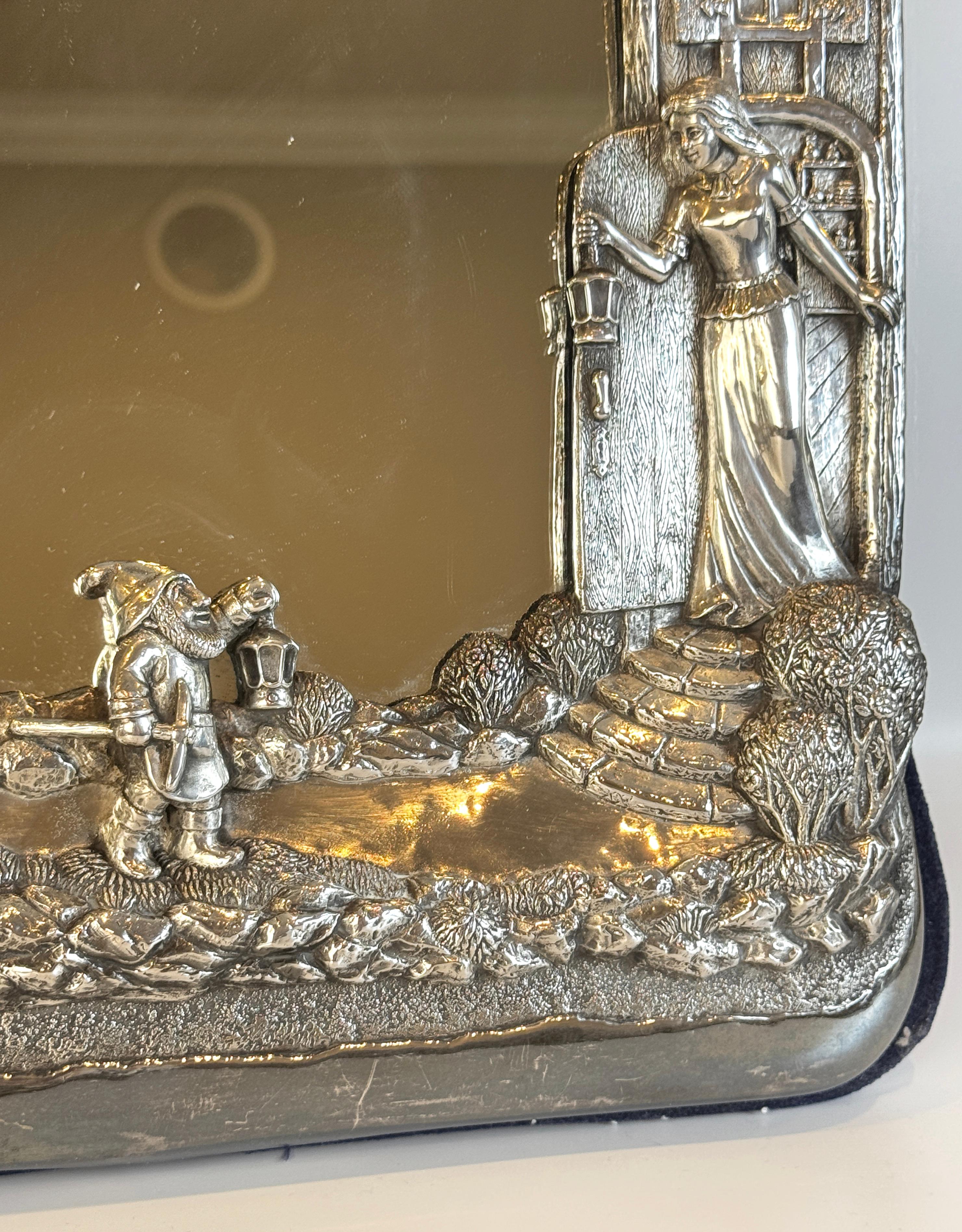 Grand miroir de table en argent sterling décoré de blanc neige pour une pièce d'enfant en vente 3
