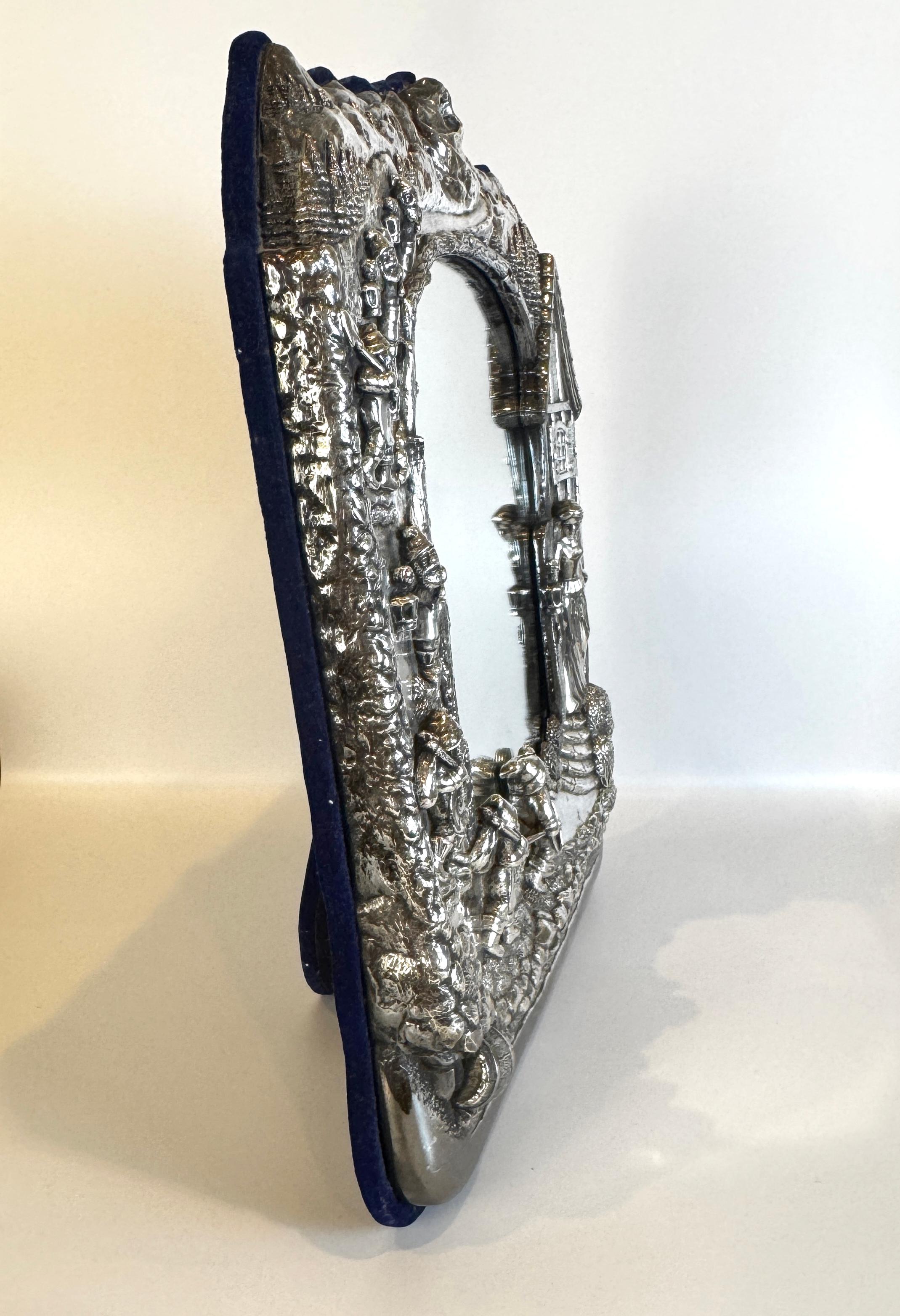 Grand miroir de table en argent sterling décoré de blanc neige pour une pièce d'enfant en vente 4
