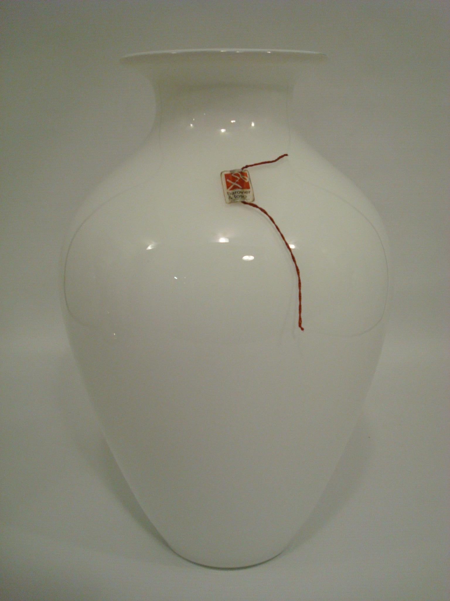 Grande vaso di fiori di Murano bianco neve di Barovier e Toso. Italia, anni '70.
Firmato Barovier Toso Murano e con etichetta originale. Difficile da trovare.

Dal 1995 siamo specializzati nella vendita di oggetti in stile Art Déco, Art Nouveau e