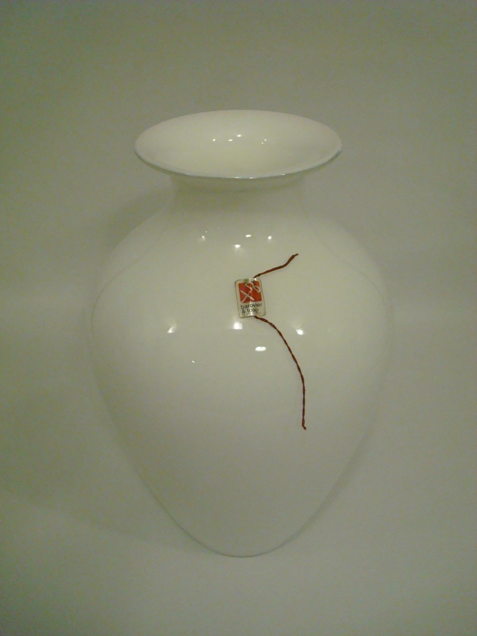Large Snow White Murano Flower Vase by Barovier e Toso. Italy, 1970s In Good Condition For Sale In Buenos Aires, Olivos