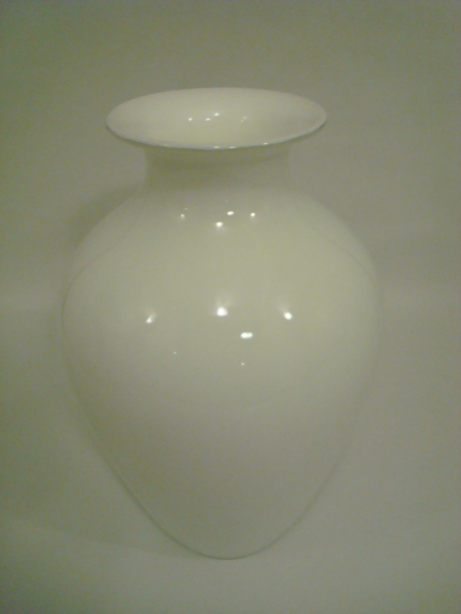 Large Snow White Murano Flower Vase by Barovier e Toso. Italy, 1970s For Sale 2