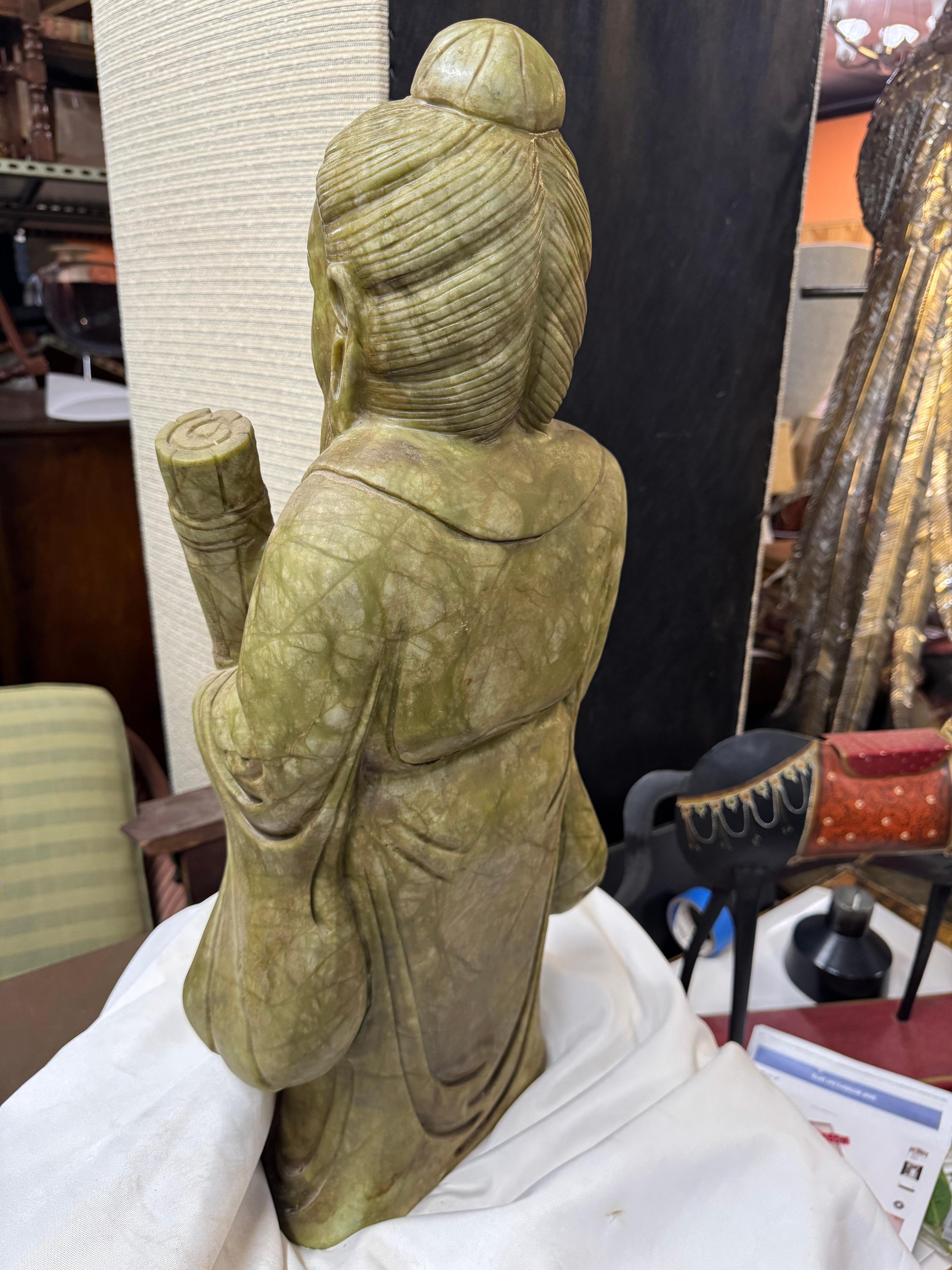 Esportazione cinese Grande scultura di Confucio in pietra ollare in vendita