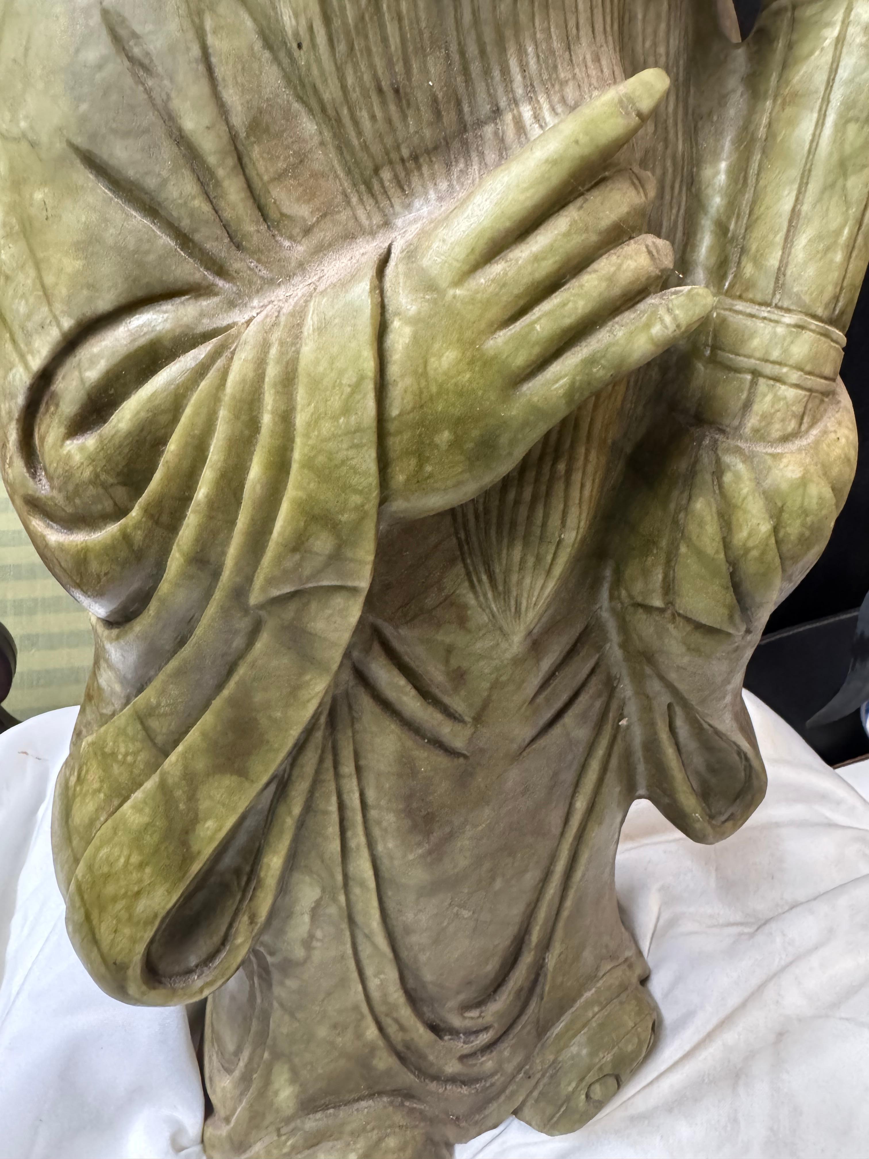 XX secolo Grande scultura di Confucio in pietra ollare in vendita