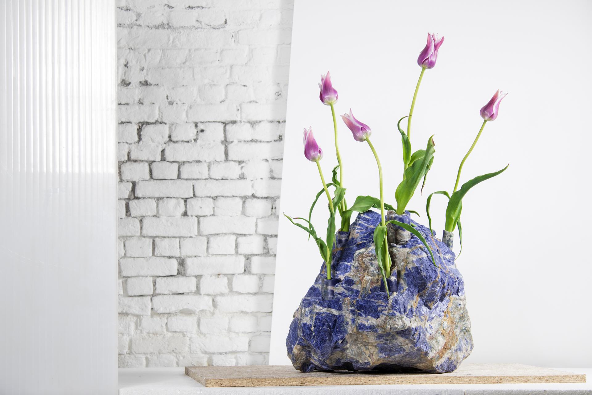 Moderno Vaso a tulipano grande in sodalite di Studio A in vendita