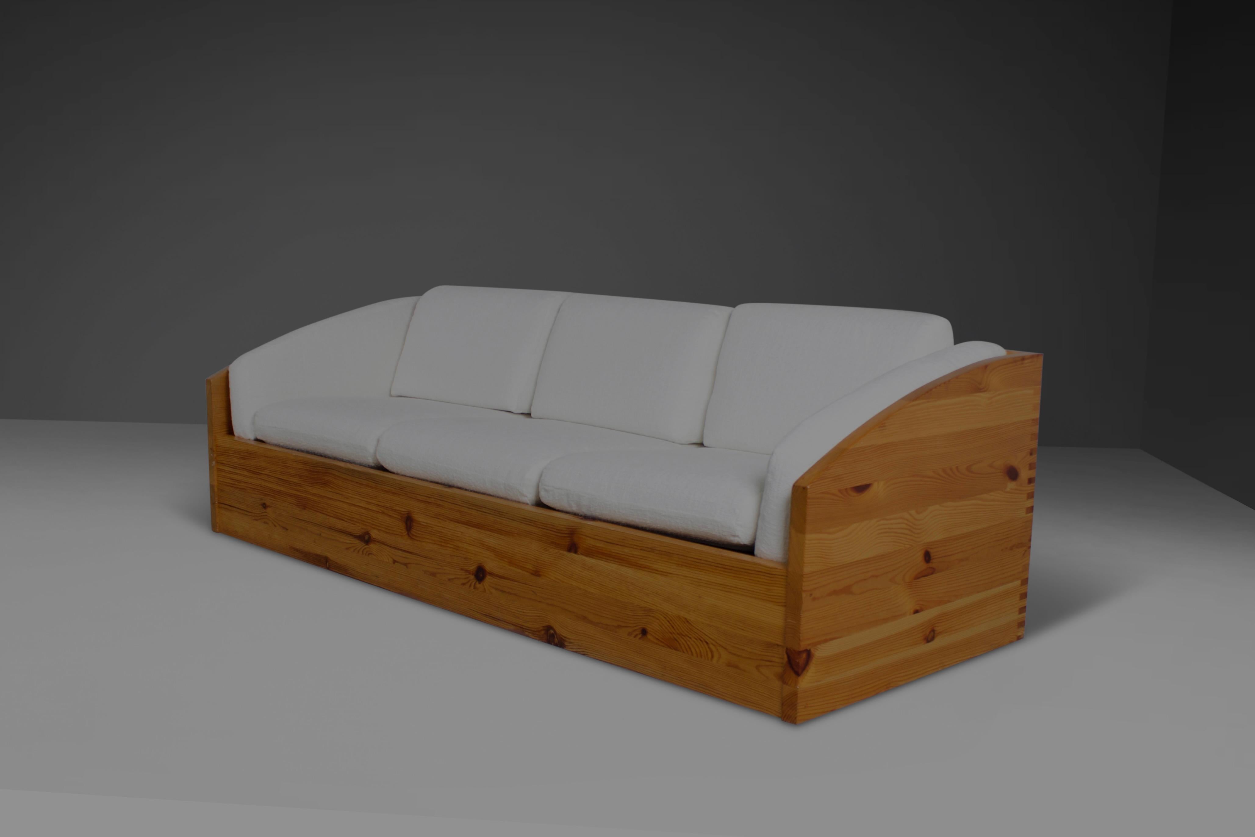 3-sitziges Sofa von Ate Van Apeldoorn in gutem Zustand. 

Das Sofa wurde in den 1970er Jahren in Holland von Houtwerk Hattem hergestellt. 

Es ist aus massivem Kiefernholz gefertigt, das durch Markenverbindungen verbunden ist. 

Die Kissen sind mit