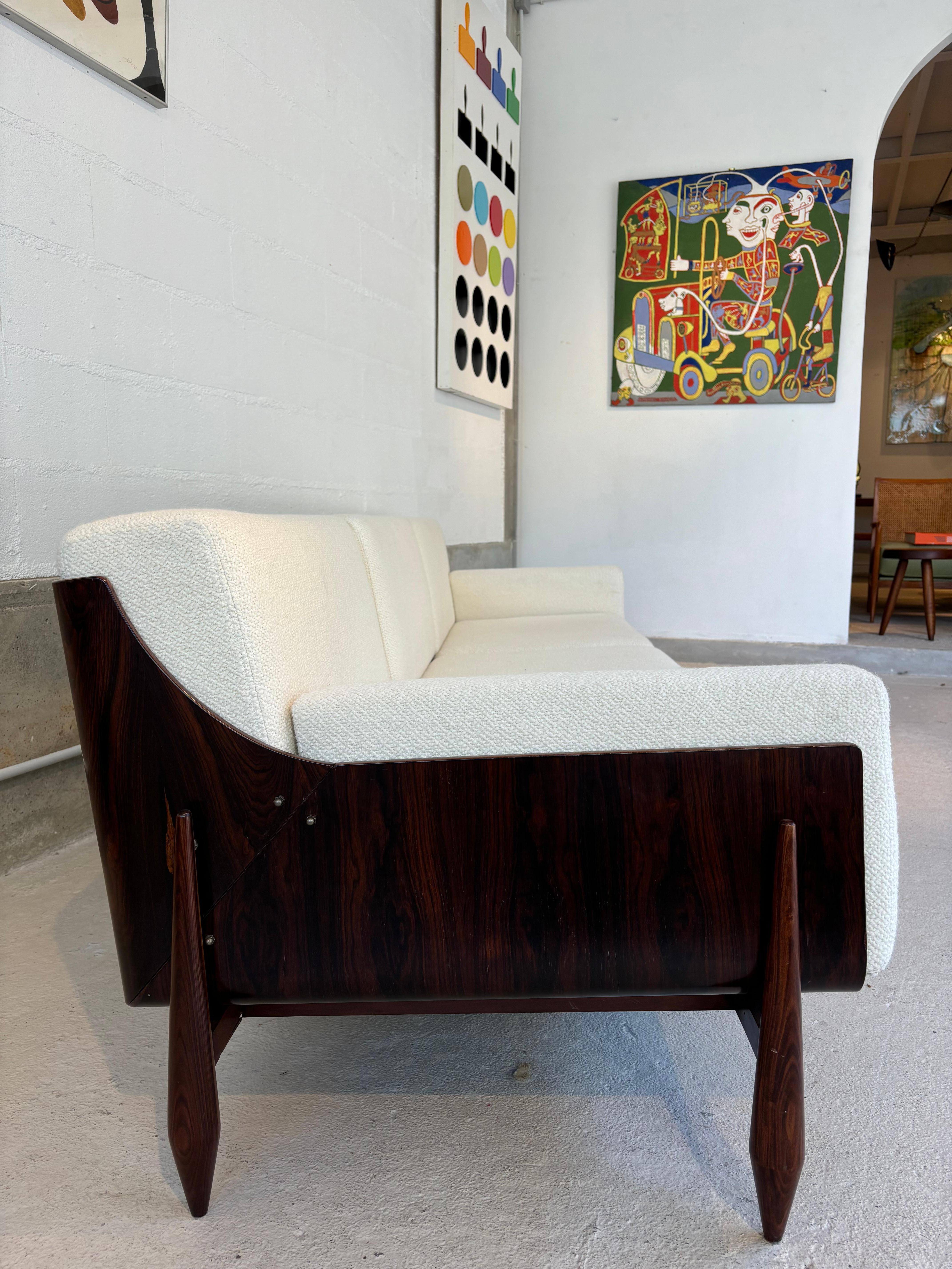 Großes Sofa von Novo Rumo, 1960er-Jahre (Brasilianisch) im Angebot