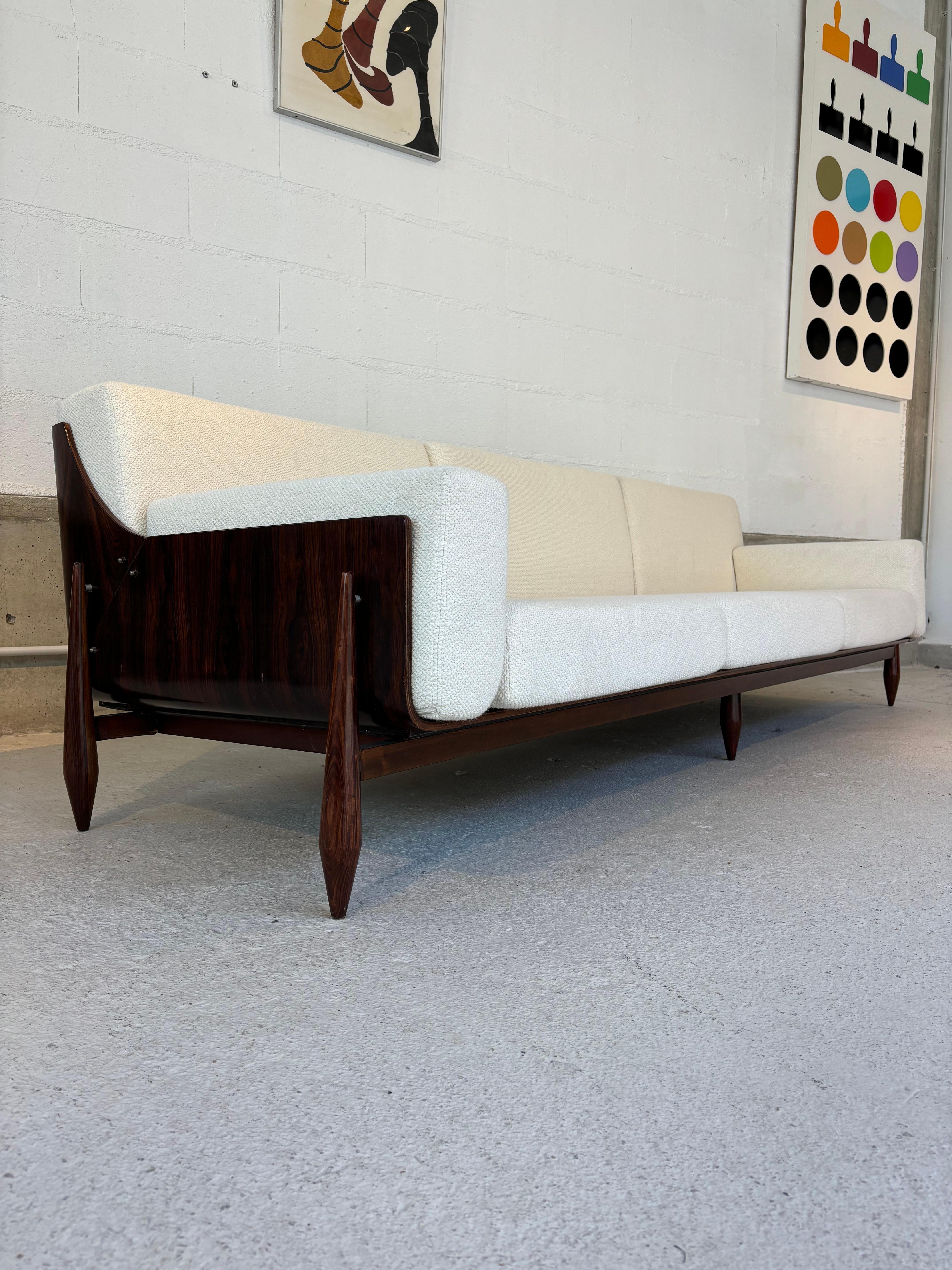 Großes Sofa von Novo Rumo, 1960er-Jahre (Stoff) im Angebot