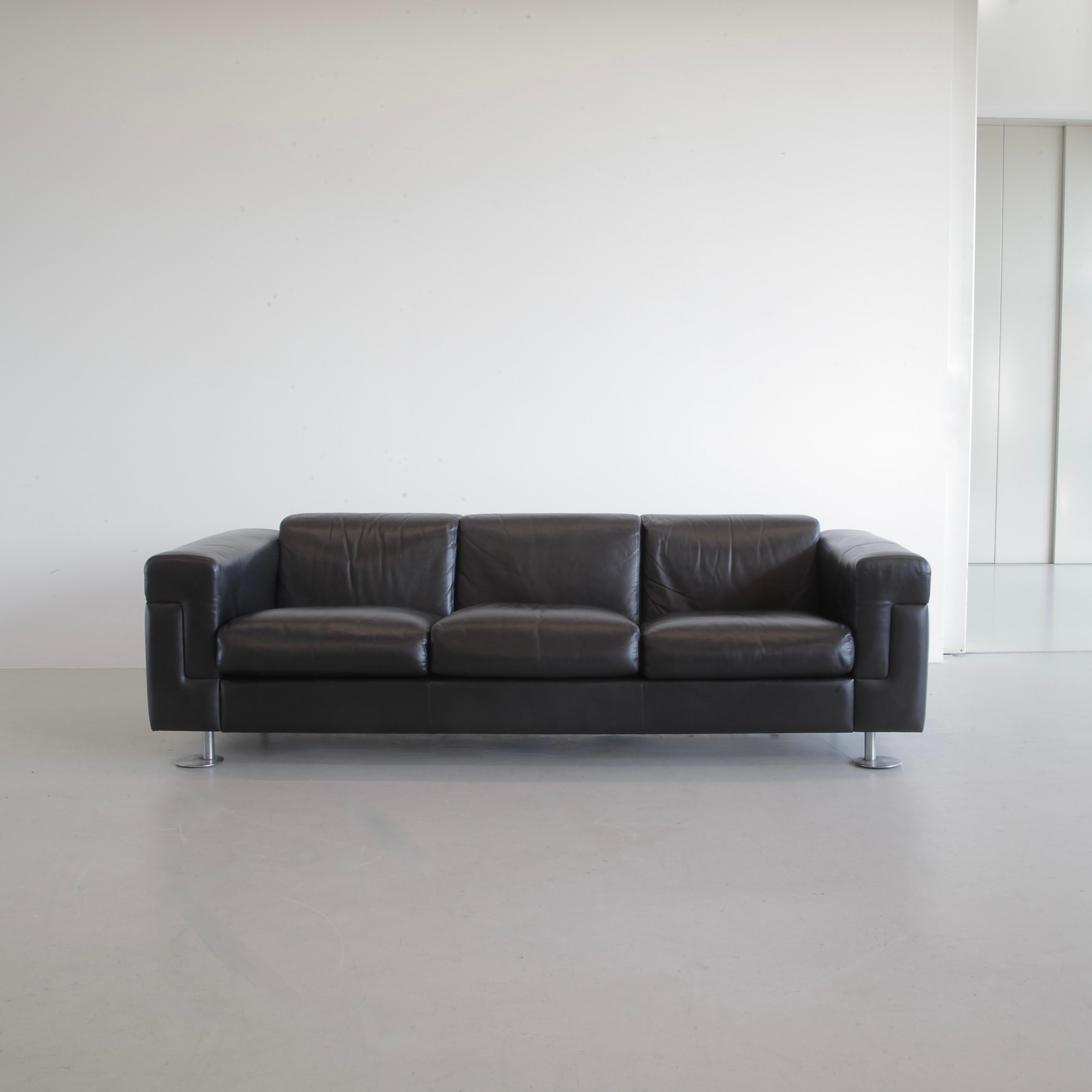 Three seat sofa designed by Valeria Borsani and Alfredo Bonetti. Italy, Tecno, 1966.

Large sofa upholstered in the original black leatherette designed by Tecno's Borsani and Bonetti in 1966. Polished metal feet appear retracted inwards with respect