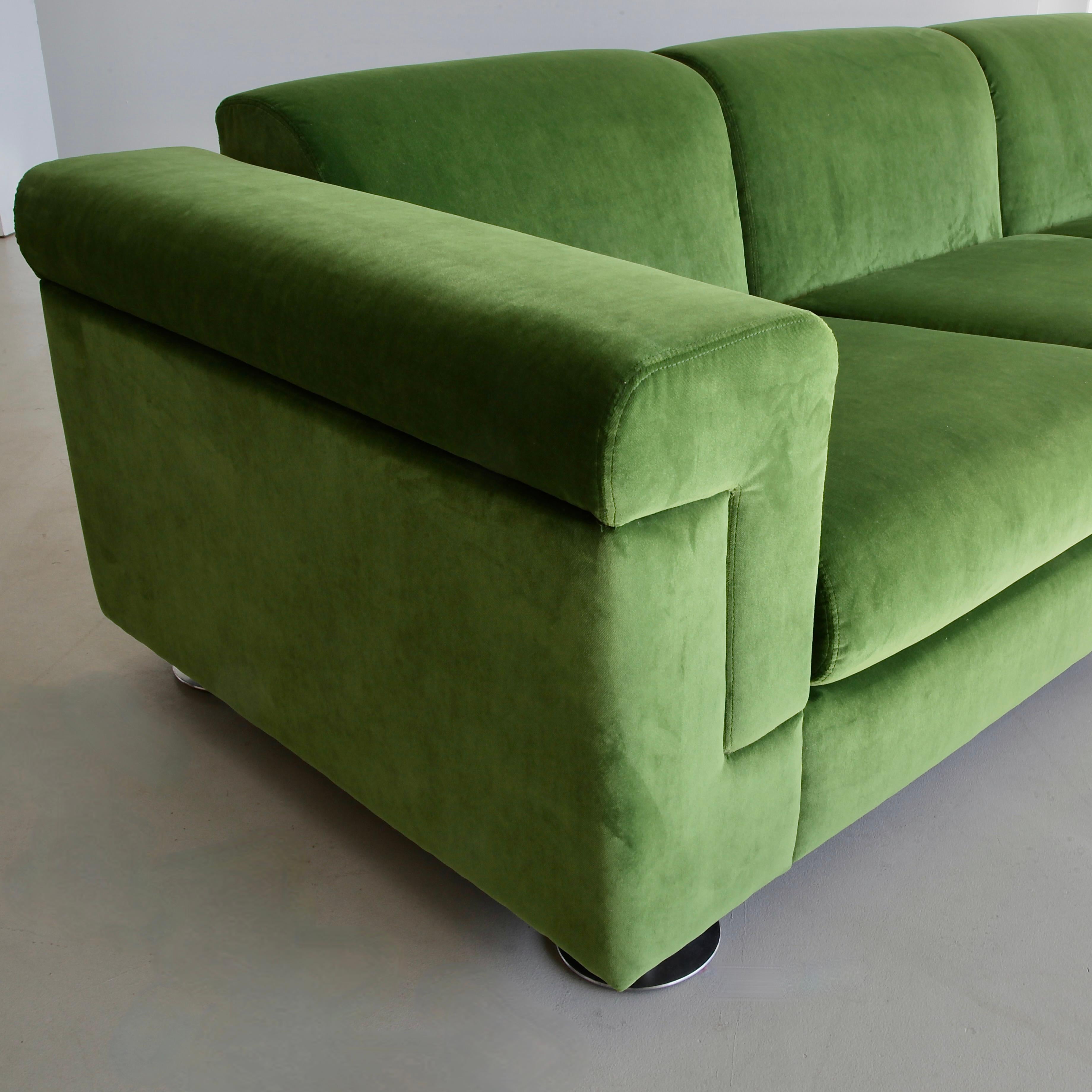 Three-seat sofa designed by Valeria Borsani and Alfredo Bonetti. Italy, Tecno, 1966.

Large sofa upholstered in new green English velvet designed by Tecno's Borsani and Bonetti in 1966. Polished metal feet appear retracted inwards from the centre of