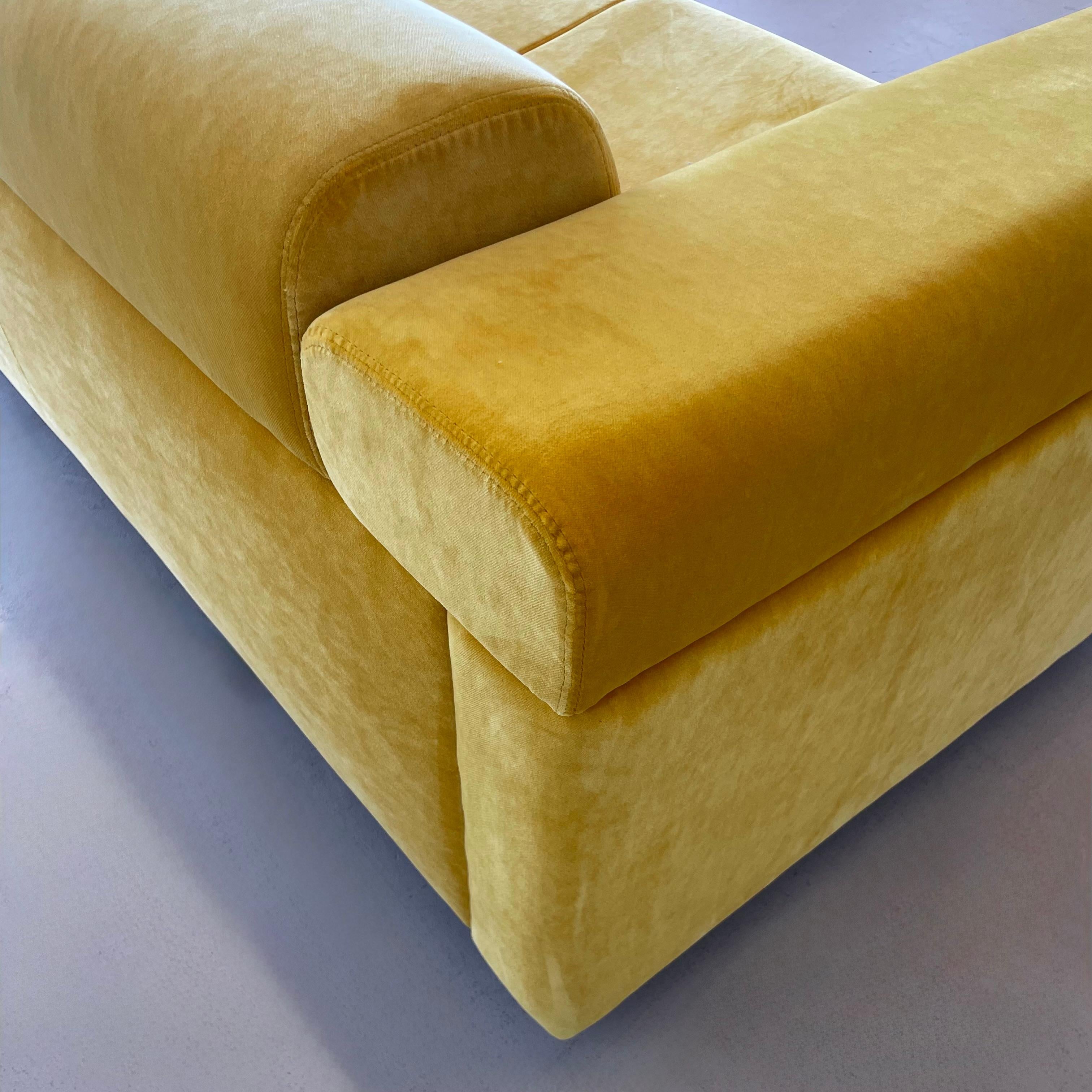 Sofá de tres plazas diseñado por Valeria Borsani y Alfredo Bonetti. Italia, Tecno, 1966.

Sofá grande diseñado por Borsani y Bonetti de Tecno. El sofá ha sido decapado hasta la base y recién retapizado en suave terciopelo italiano amarillo. Los pies
