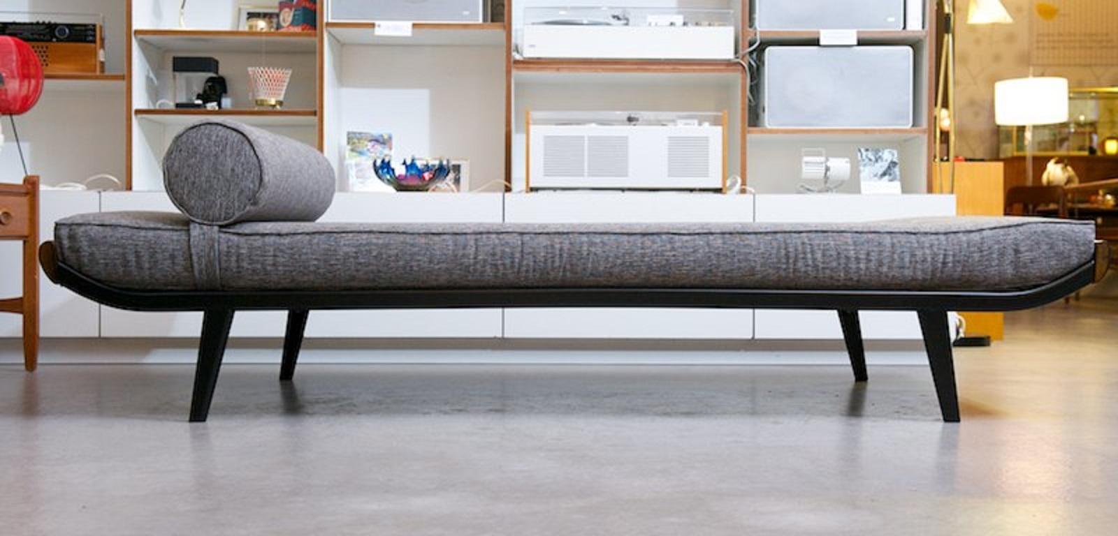 Large sofa / daybed Cleopatra, design: Dick Cordemeijer (Made in the Netherlands), 1953, new wonderfully comfortable mattress (90x200cm) with gray-colored cover, new foam roller with Velcro for easy positioning, frame made of black metal, solid wood