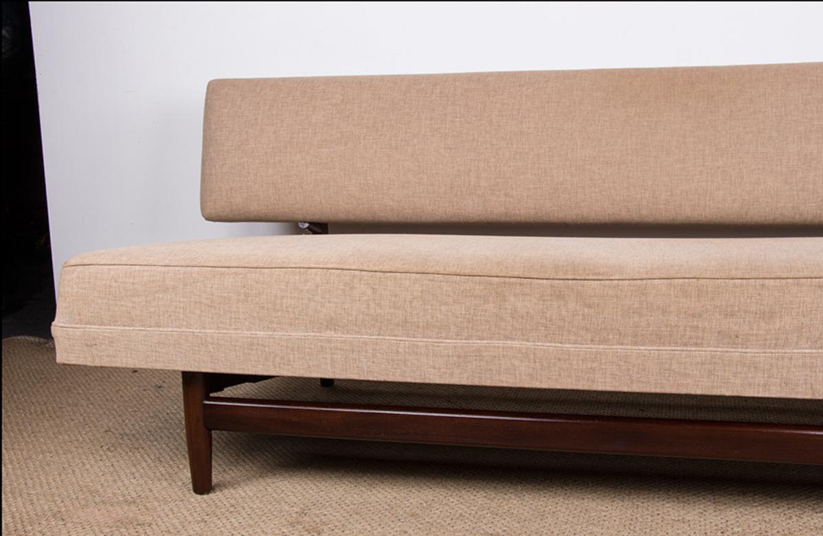 Scandinave moderne Grand canapé, banquette scandinave en teck et tissu neuf, 1960. en vente
