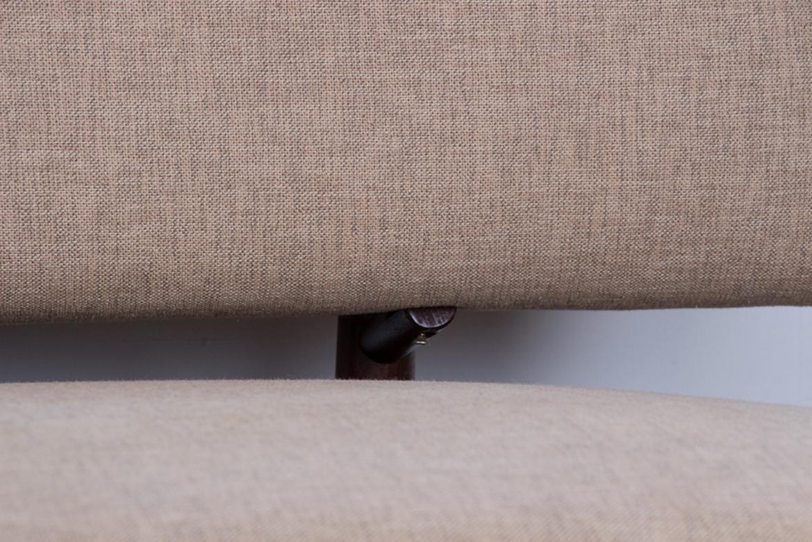 Milieu du XXe siècle Grand canapé, banquette scandinave en teck et tissu neuf, 1960. en vente