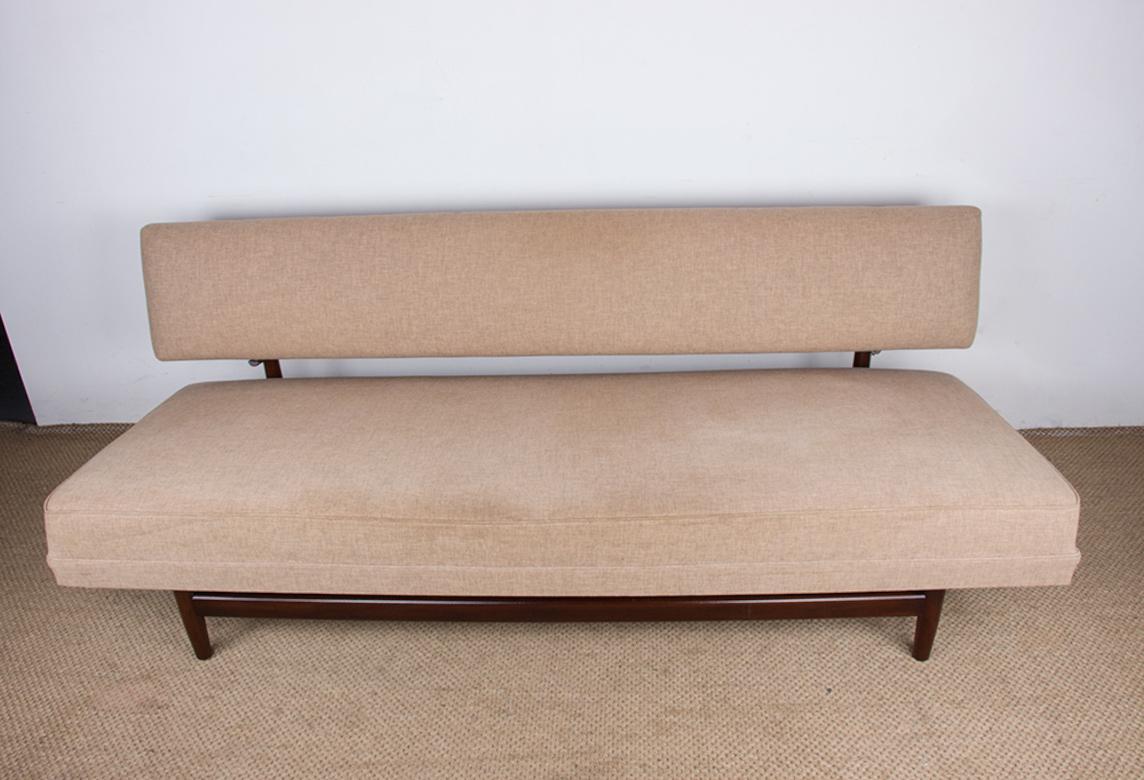 Tissu Grand canapé, banquette scandinave en teck et tissu neuf, 1960. en vente