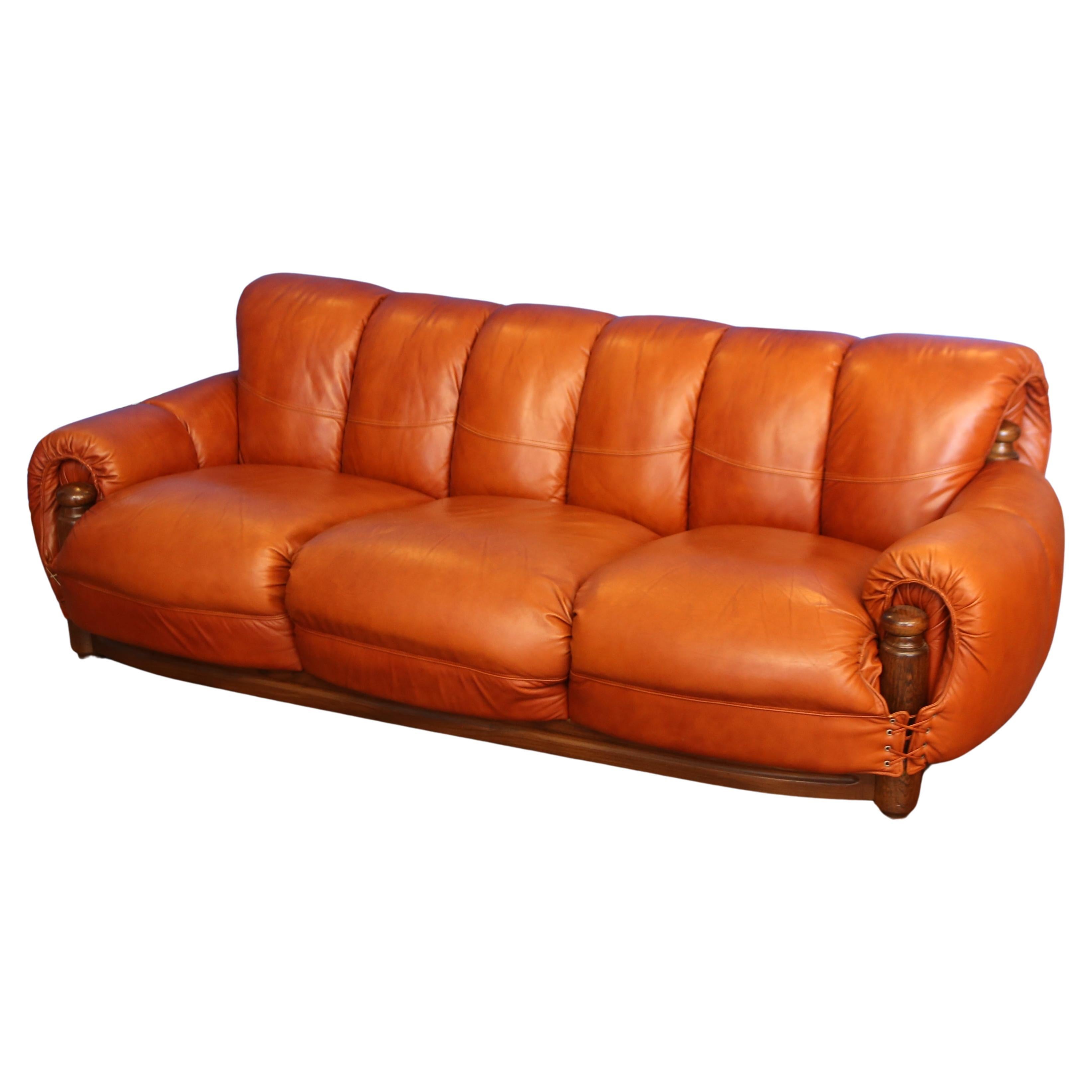grand canapé en cuir couleur cognac dans le style de sergio rodriguez en vente