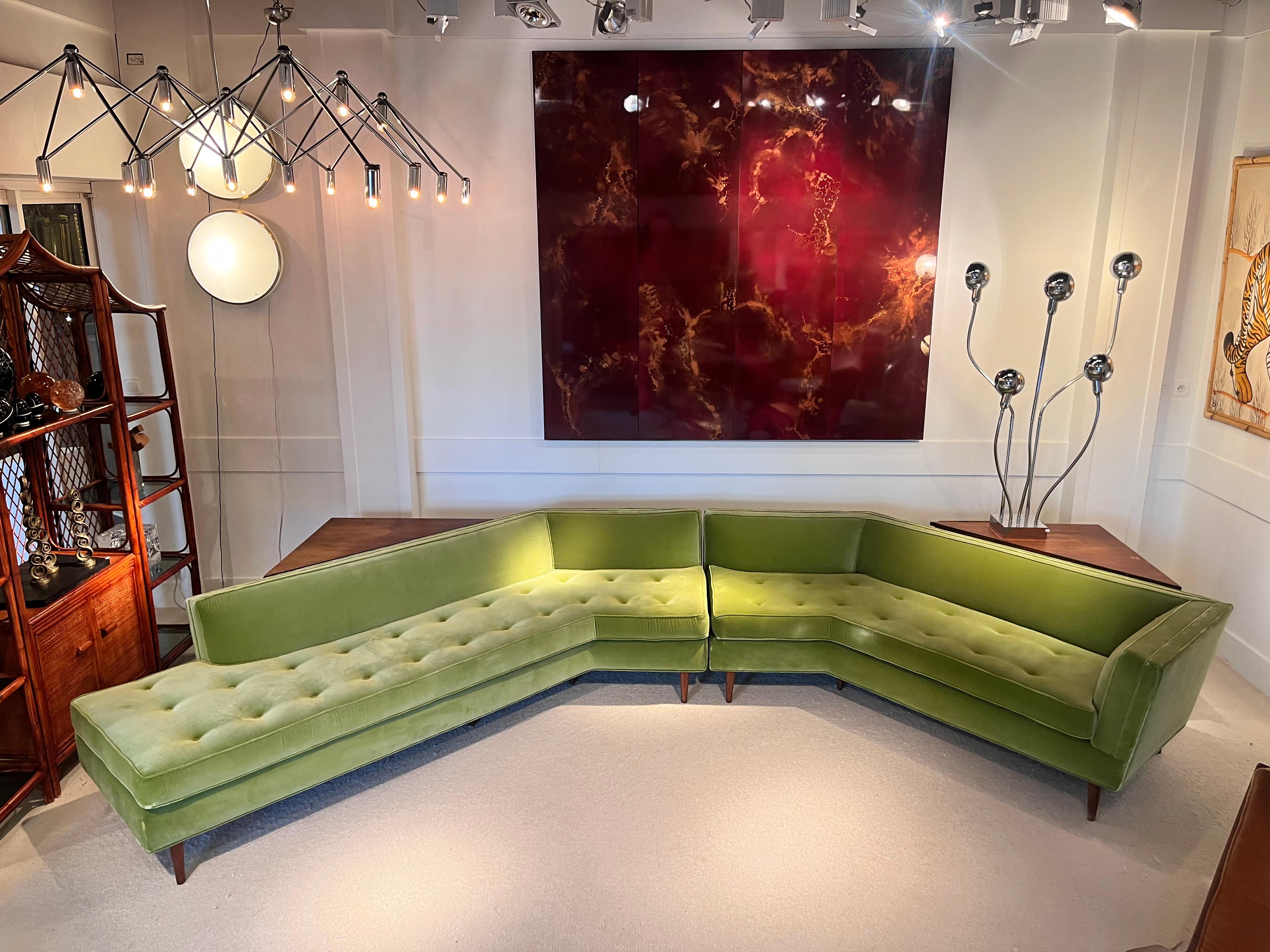 Großes Sofa aus massivem Nussbaumholz und grünem Samt von Bertha Schaefer im Angebot 4