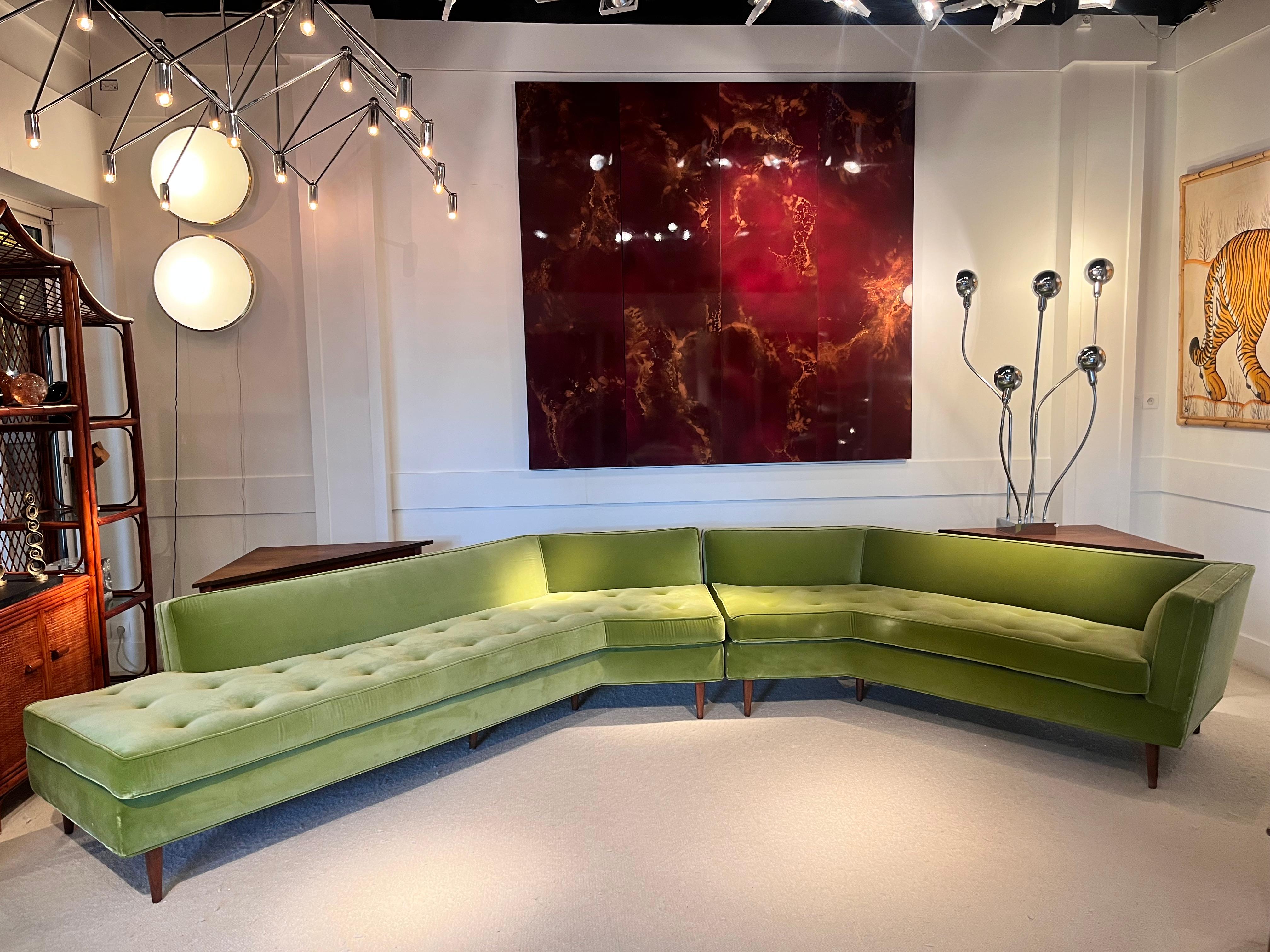 Großes Sofa aus massivem Nussbaumholz und grünem Samt von Bertha Schaefer im Angebot 5