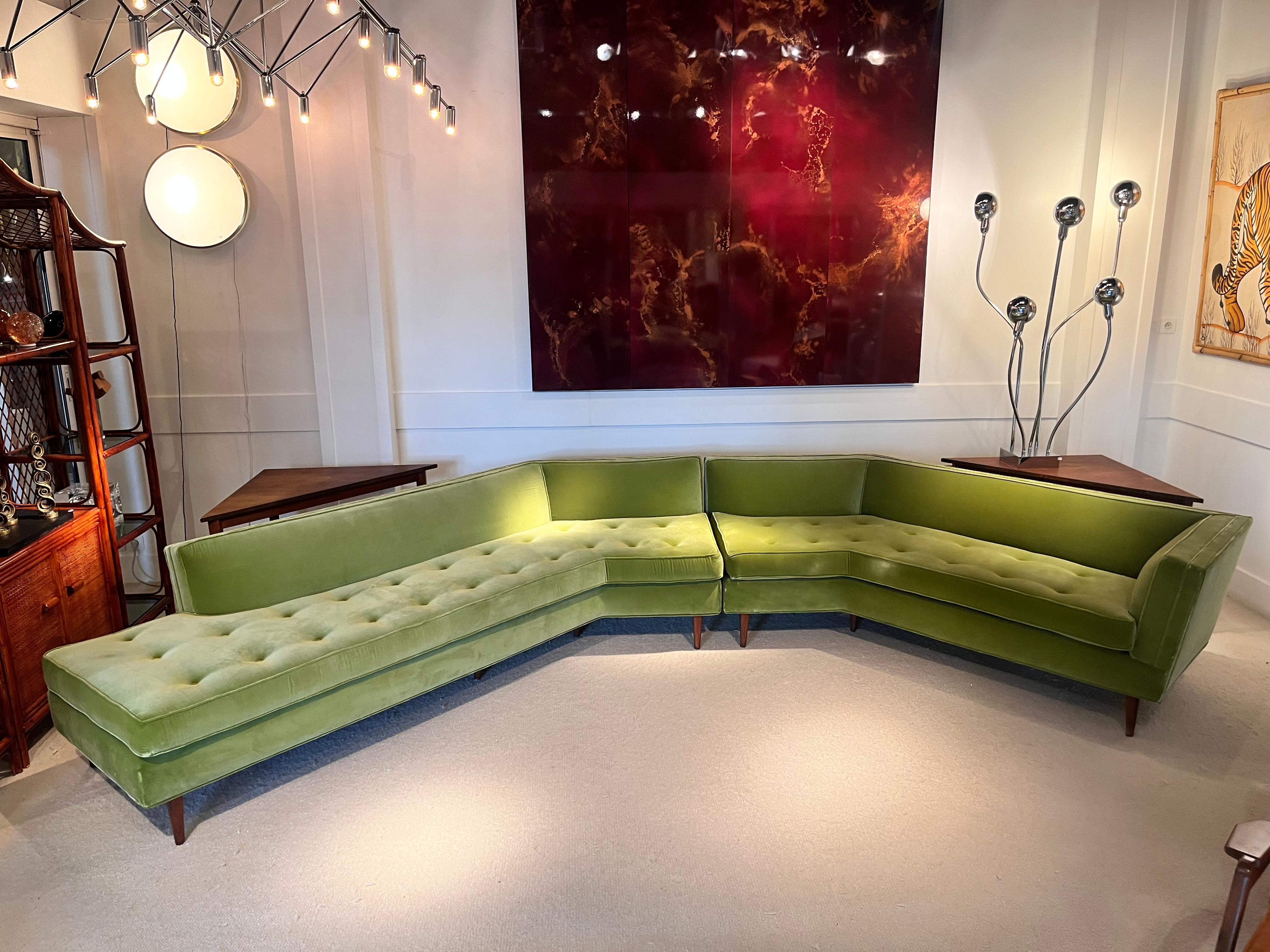 Großes Sofa aus massivem Nussbaumholz und grünem Samt von Bertha Schaefer im Angebot 7