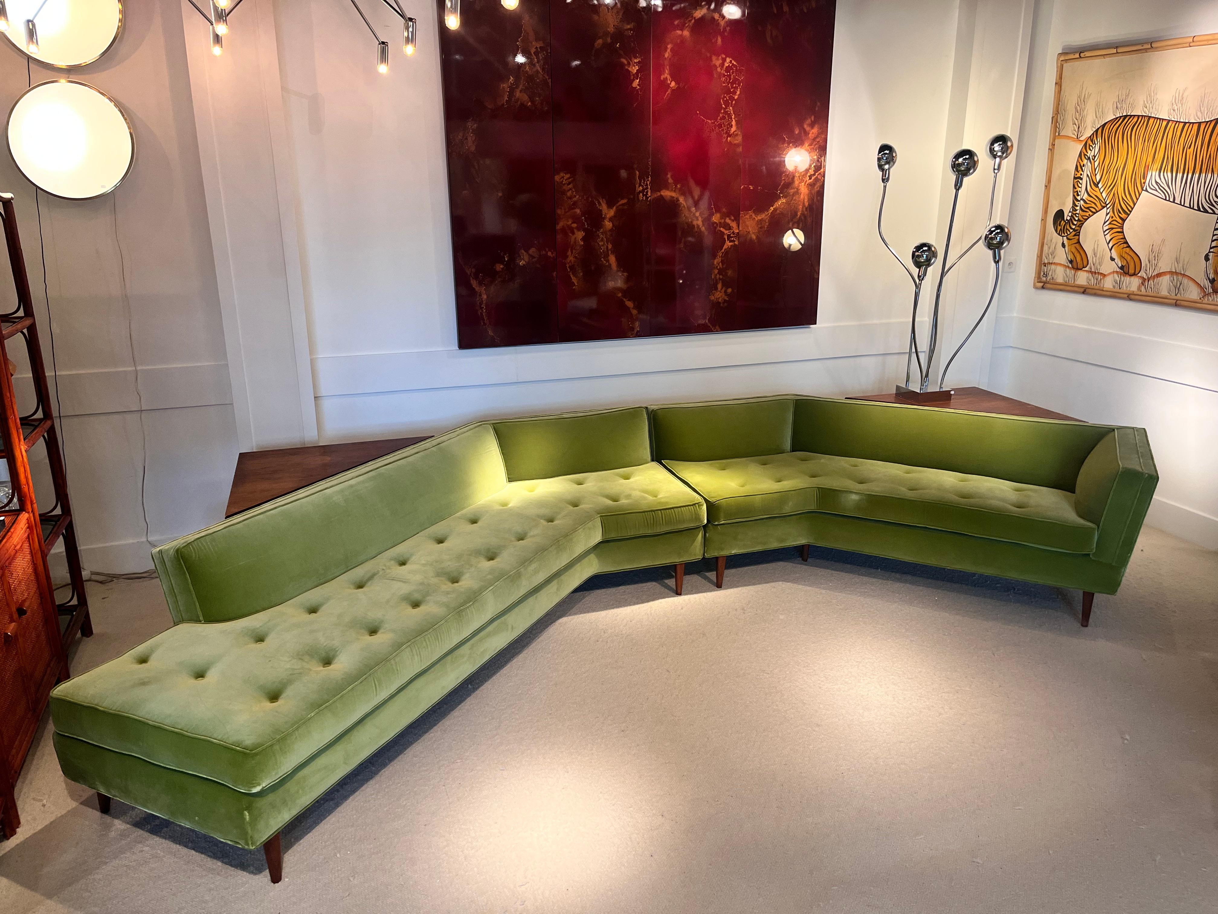 Großes Sofa aus massivem Nussbaumholz und grünem Samt von Bertha Schaefer im Angebot 8