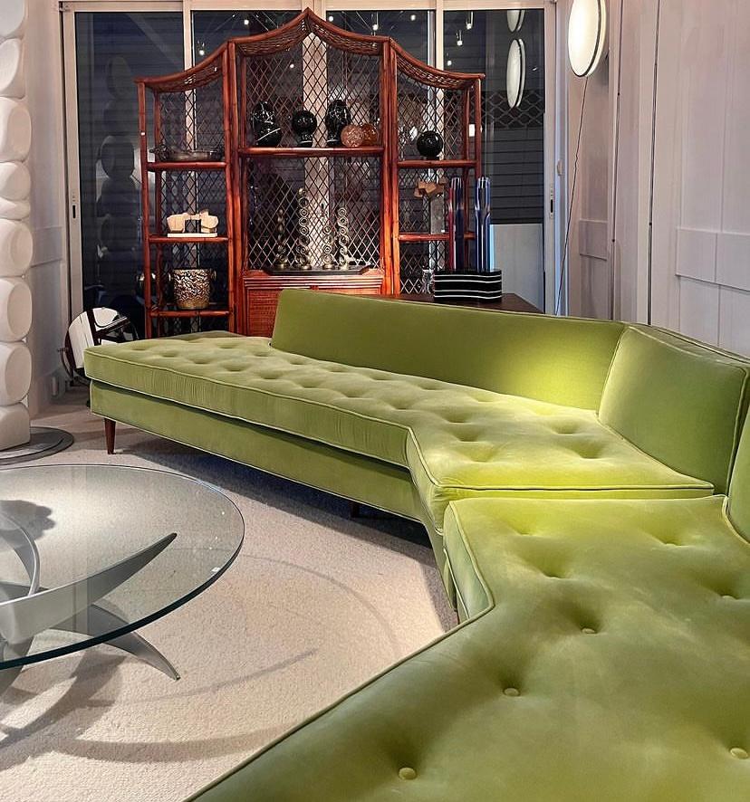 Großes Sofa aus massivem Nussbaumholz und grünem Samt von Bertha Schaefer (Moderne der Mitte des Jahrhunderts) im Angebot