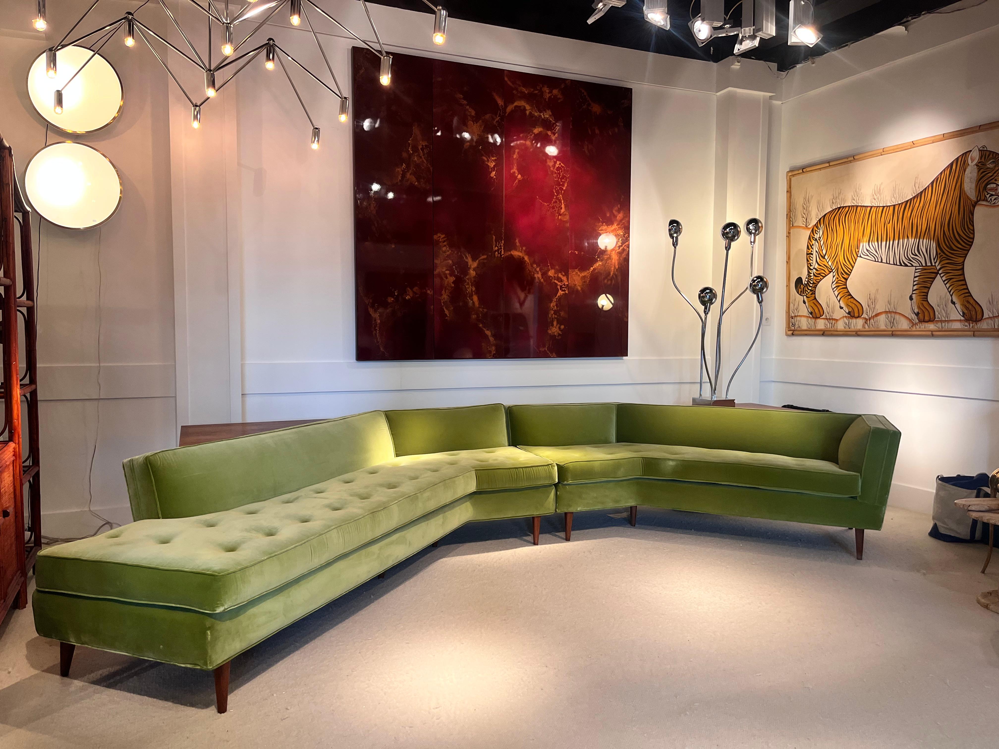 Großes Sofa aus massivem Nussbaumholz und grünem Samt von Bertha Schaefer (amerikanisch) im Angebot