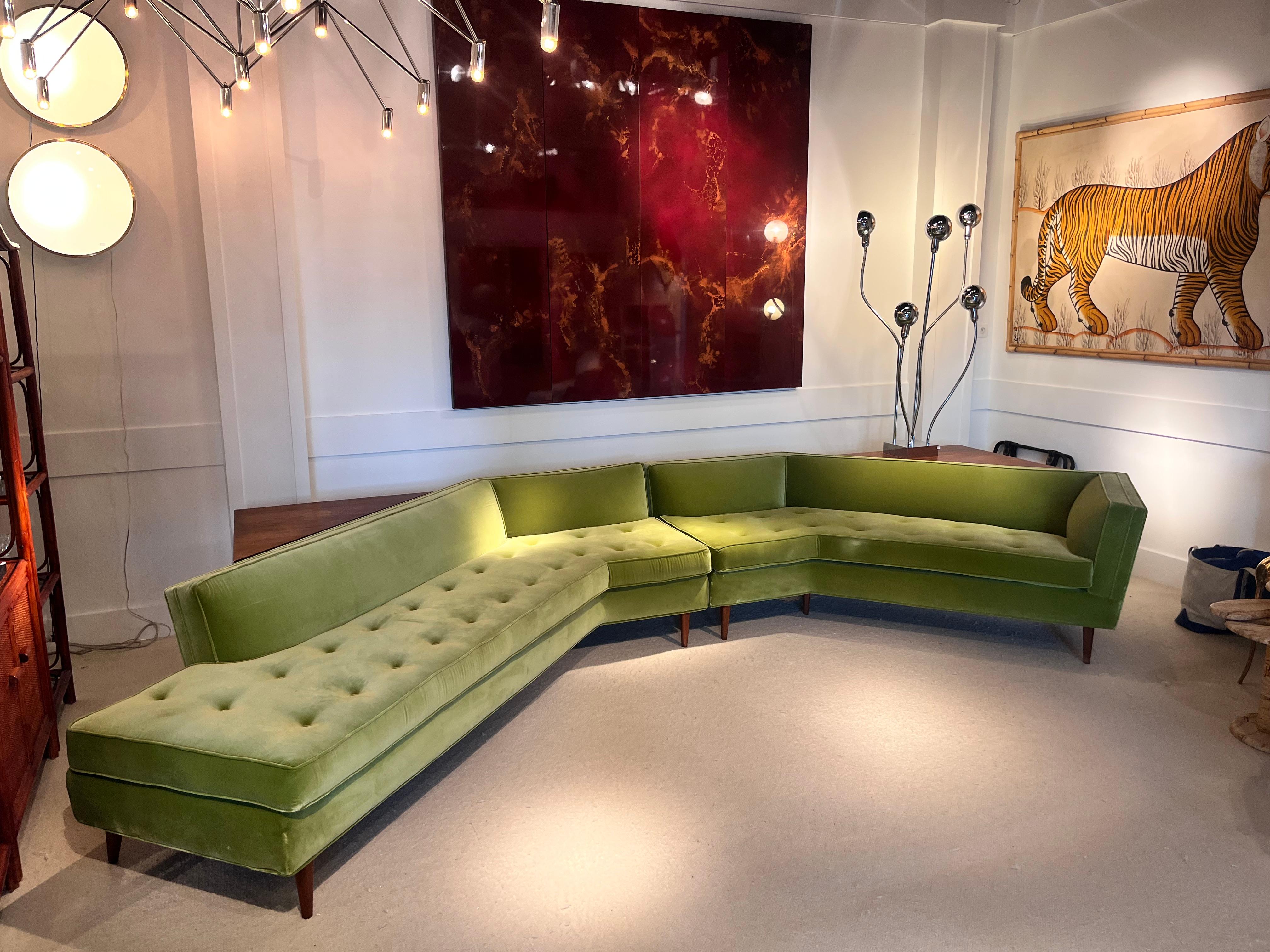 Large sofa in solid walnut and green velvet by Bertha Schaefer In Good Condition For Sale In Saint-Ouen, FR