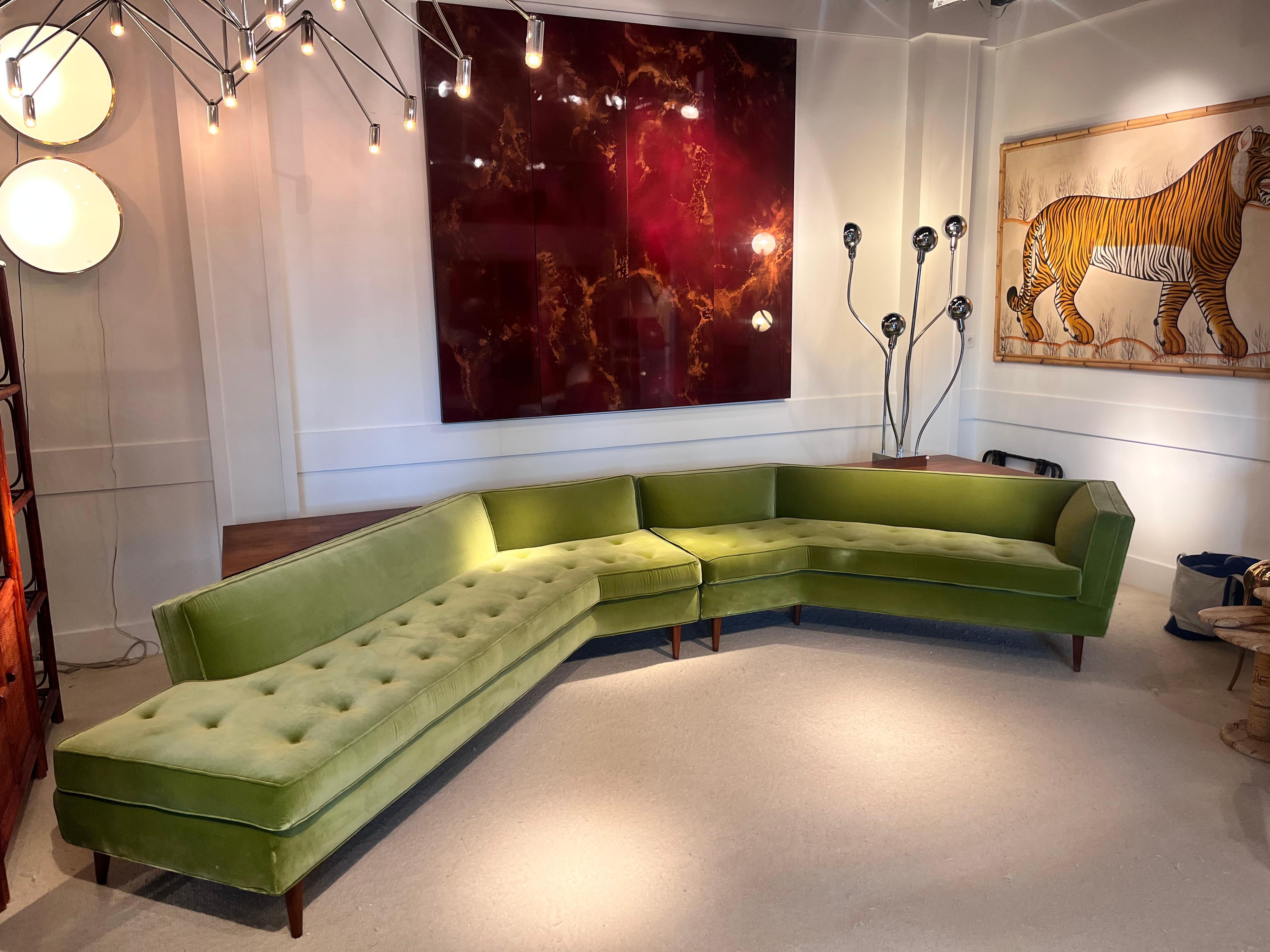 Mid-20th Century Large sofa in solid walnut and green velvet by Bertha Schaefer