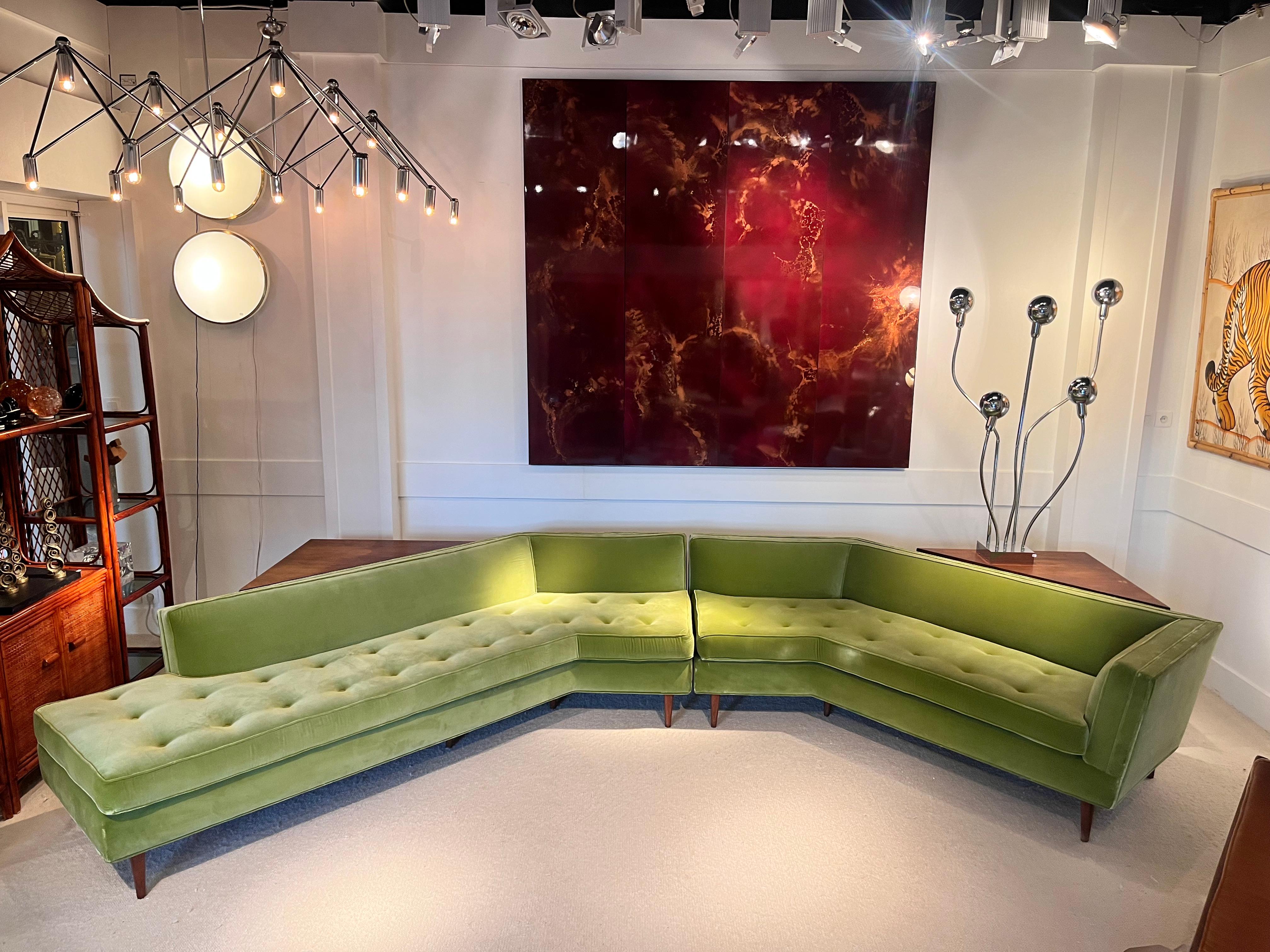 Großes Sofa aus massivem Nussbaumholz und grünem Samt von Bertha Schaefer im Angebot 2