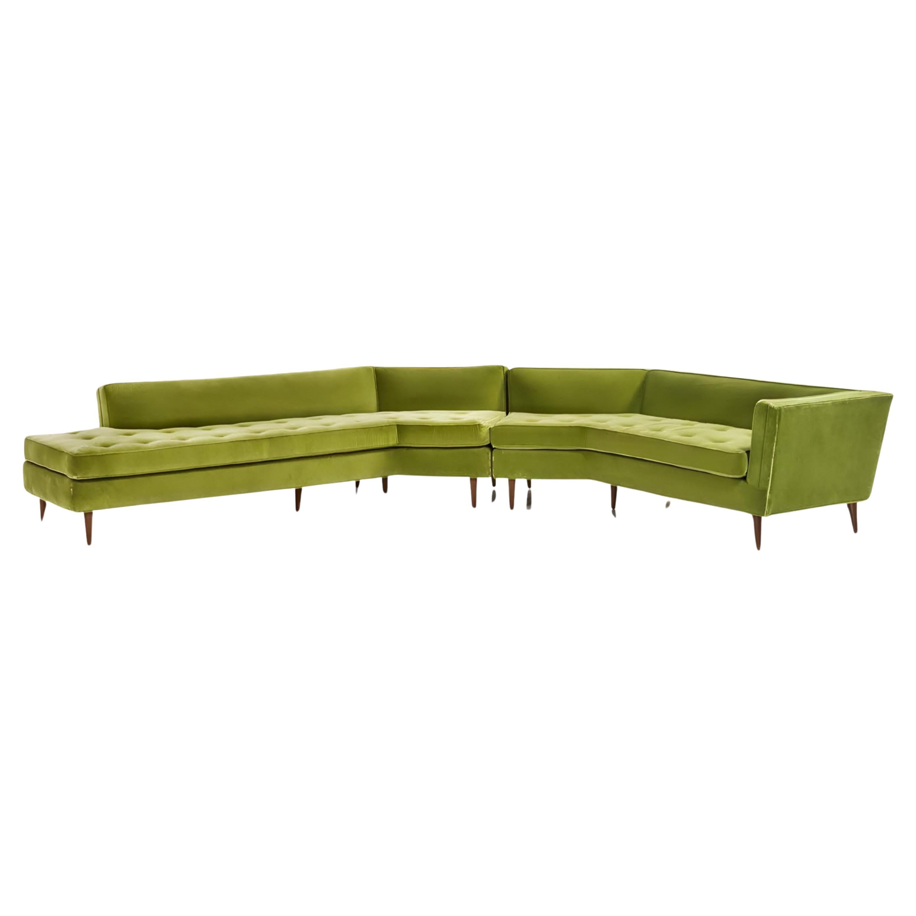 Großes Sofa aus massivem Nussbaumholz und grünem Samt von Bertha Schaefer im Angebot