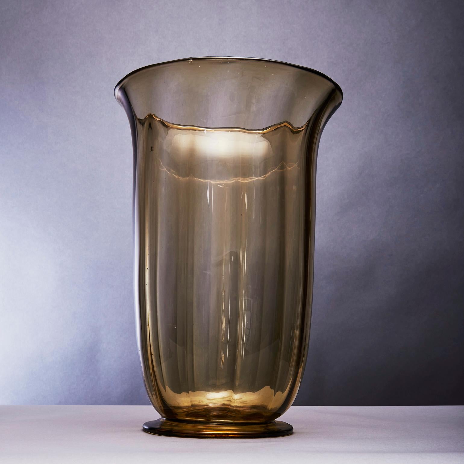 Sehr große Soffiato-Vase Modell 5013. Das Soffiato-Glas wurde mit der Technik des dünn geblasenen, transparenten, einfarbigen Glases geschaffen, das eine direkte Beziehung zur Zeichnung von Vittorio Zecchin (geb. 1878-1947) aus Murano, Italien,